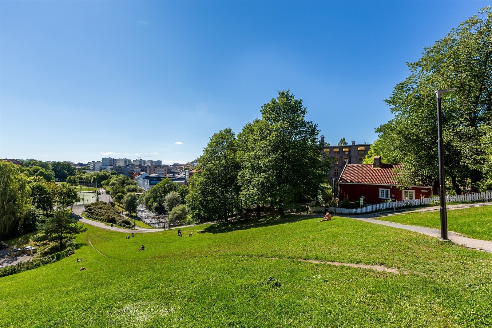 Akerselva er like ved. Hos Hønse-Lovisa kan du kjøpe vafler på søndager. Galleribilde