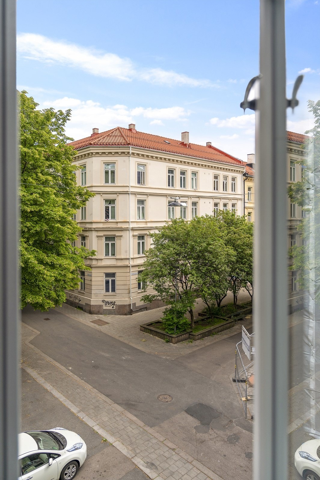 Nye vinduer fra 2022! Fin utsikt til de vakre bygårdene rundt. Galleribilde