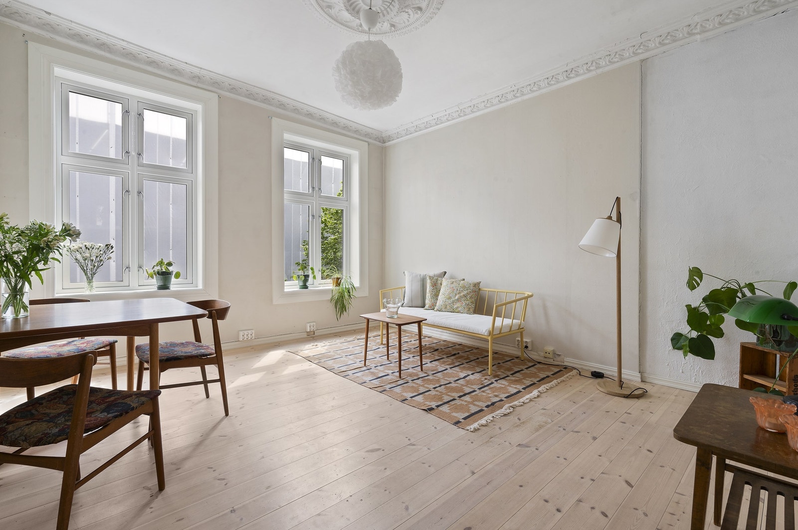 Dette er en vakker og klassisk 2-roms med balkong, rosett, stukkatur og sjarmerende tregulv. Galleribilde