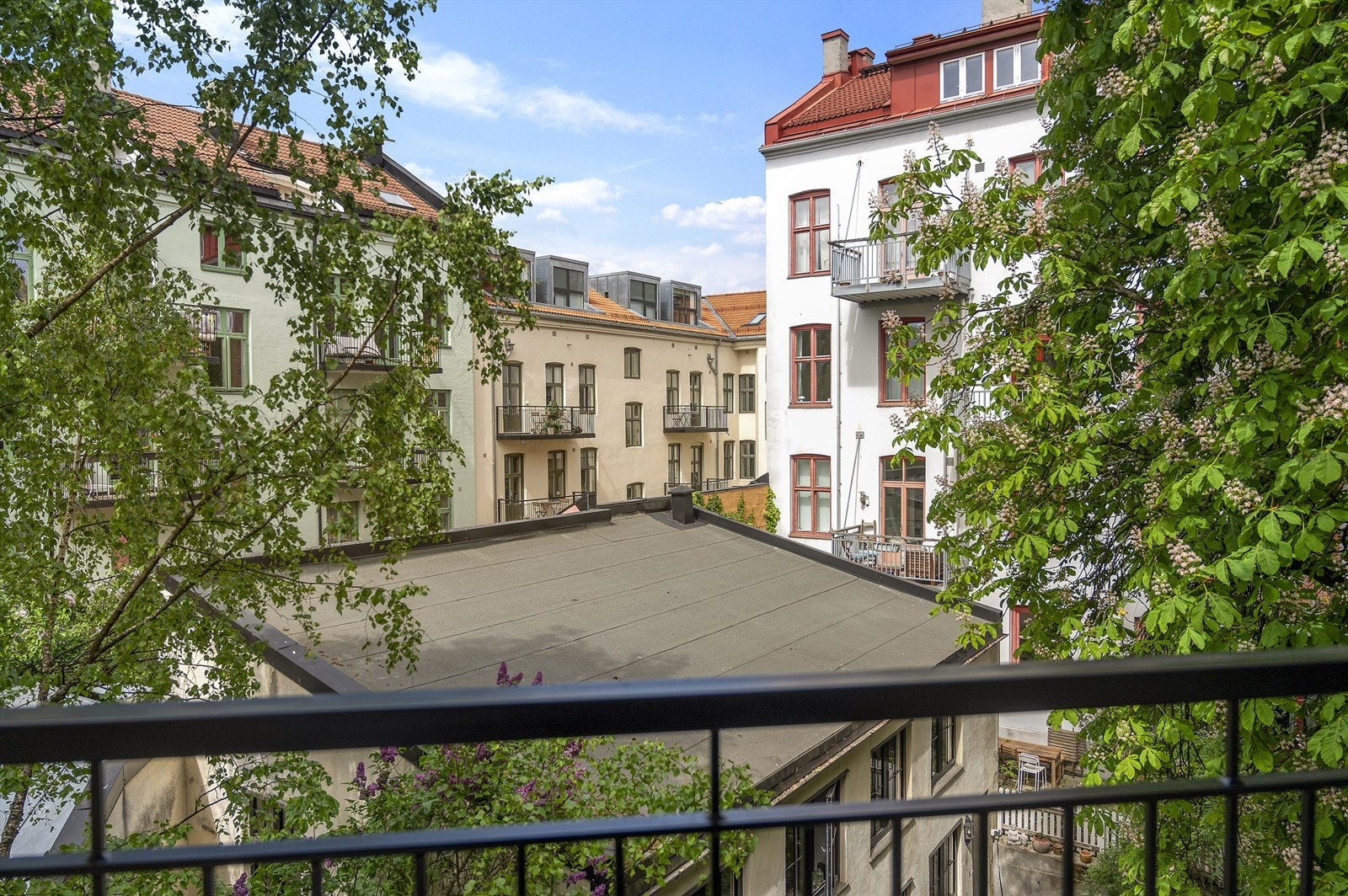 Stor og flott privat balkong med god plass til møblement, planter og grill. Galleribilde