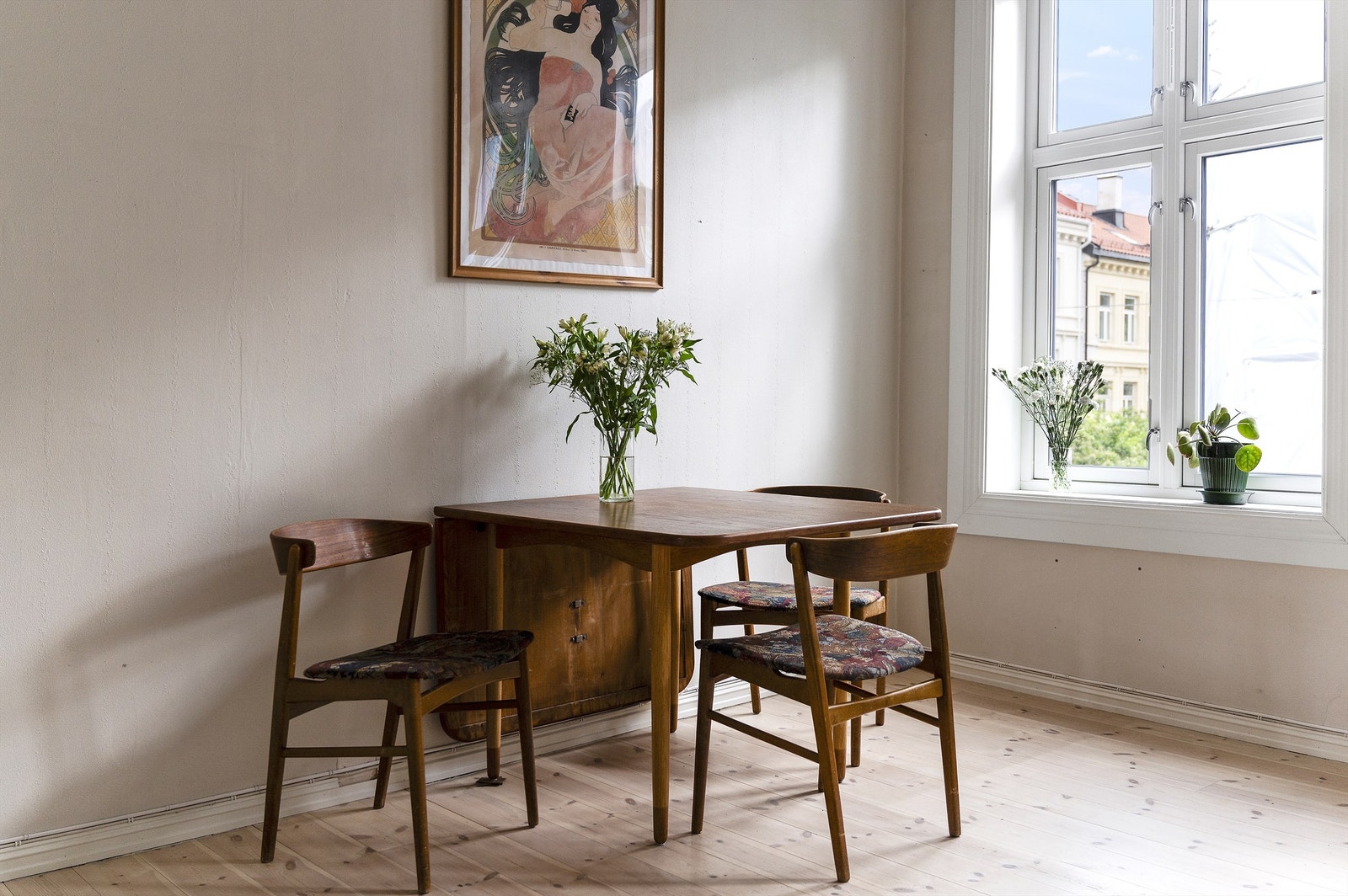 Her bor du sentralt og rolig til, med kort vei til store deler av Oslo, områdets parker, restauranter og kafeer, treningssentre, matbutikk, kollektivtrafikk m.m. Galleribilde