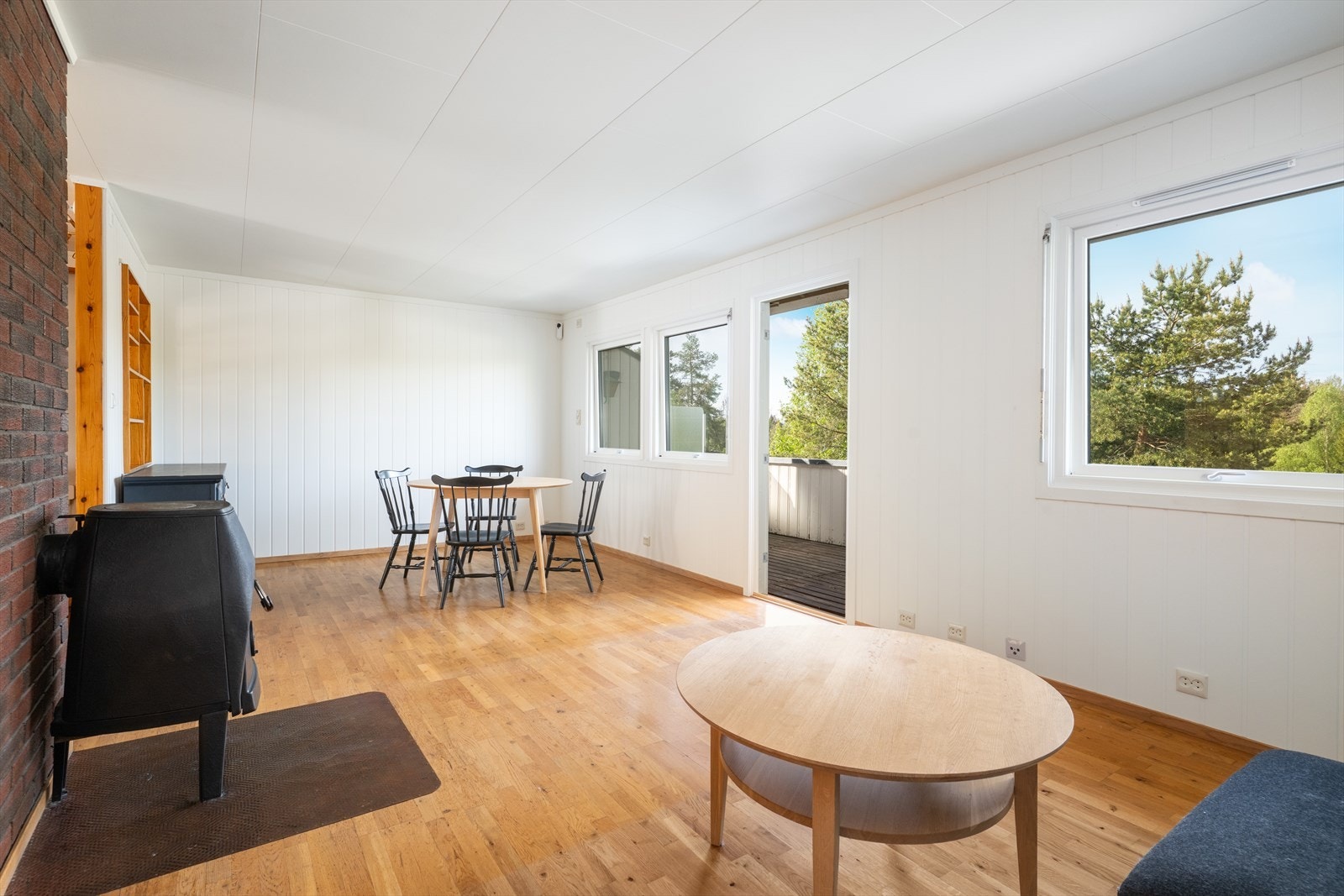 Vegger har panel og hvitmalt mdf-panel og det er hvite tak-ess i himling. Stuen er på ca. 24 kvm og gir fine møbleringsmuligheter med gode veggflater. Galleribilde