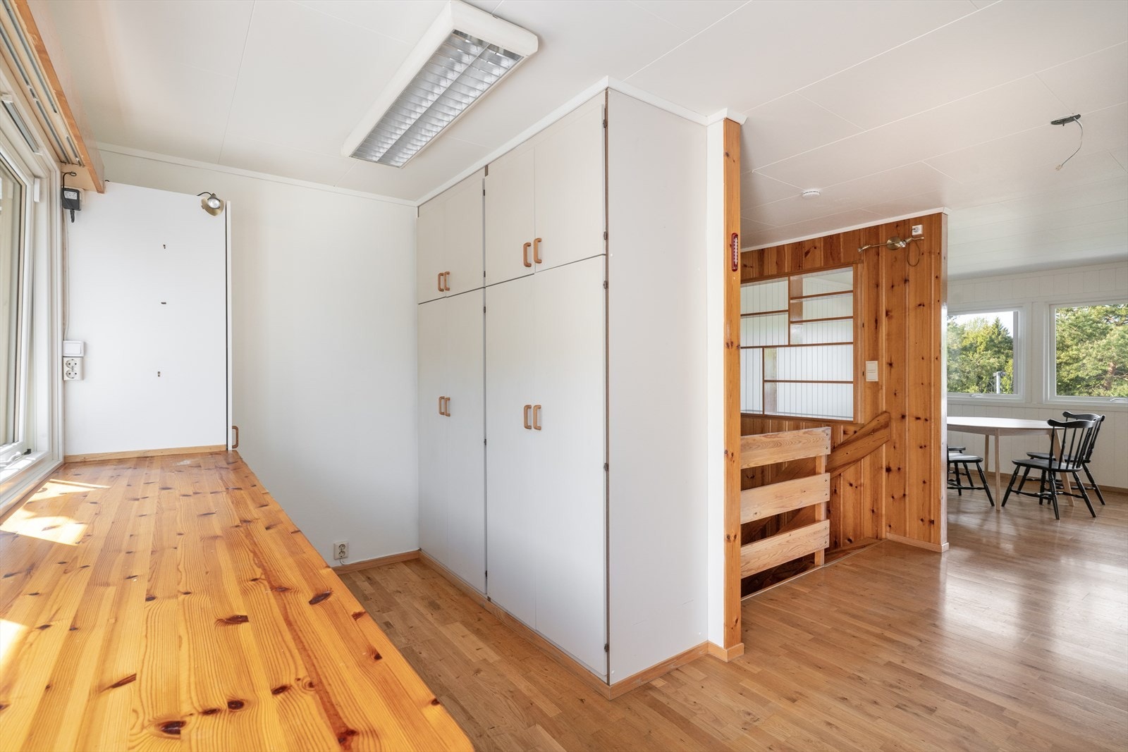 Kjøkkenet er også av god størrelse hvor det er en eldre innredning med god skap- og skuffplass. Innredningen har hvite, slette fronter, benkeplater av heltre furu. Galleribilde