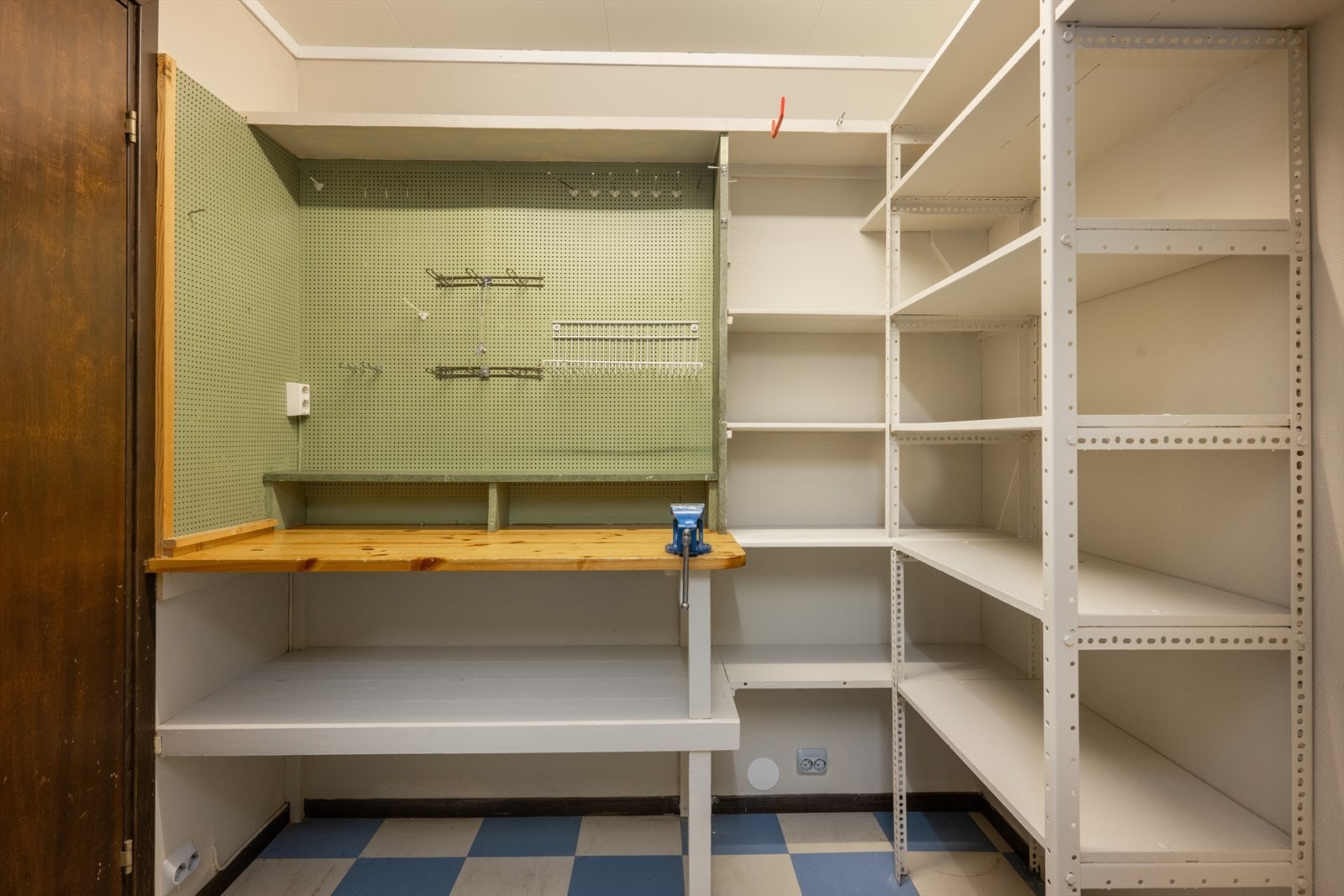 Det er vinyl på gulv, malte flater på vegger og tak-ess i himlinger. Galleribilde