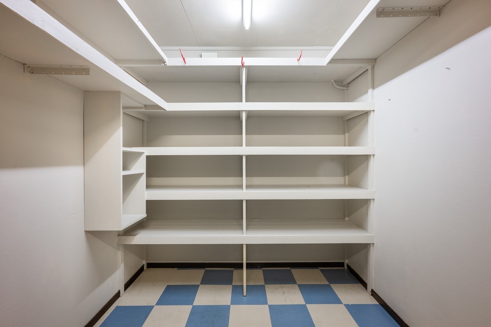 I underetasjen er det to innvendige boder på henholdsvis 4 og 5 kvm som gir god oppbevaringsplass. Galleribilde