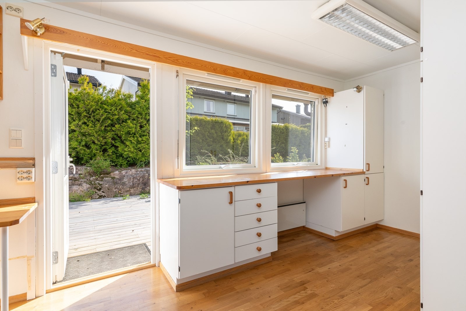 Fra kjøkken er det adkomst ut til den store verandaen mot nordøst på hele 25 kvm. Galleribilde