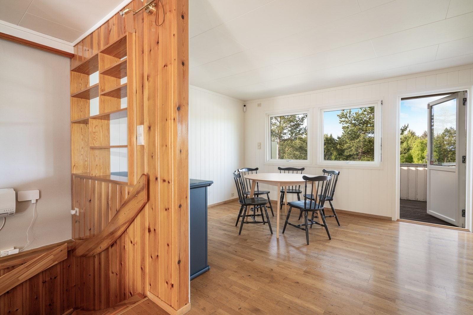 Opp i hovedetasjen er det en åpen gang mellom kjøkken og stue. Stuen har parkett på gulv som er gjennomgående videre til gang og kjøkken, som gir en fin helhet. Galleribilde