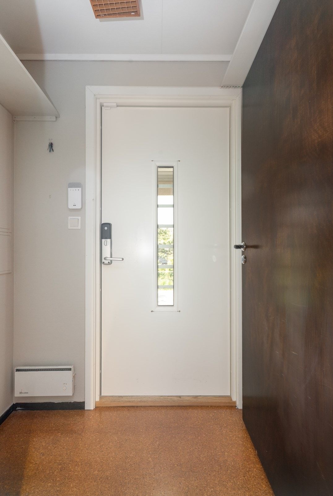 Boligen har lyse overflater og store vindusflater som tilfører boligen godt med naturlig lys. Det er en gjennomgående eldre standard på overflater og innredning, som gir behov for modernisering. Galleribilde