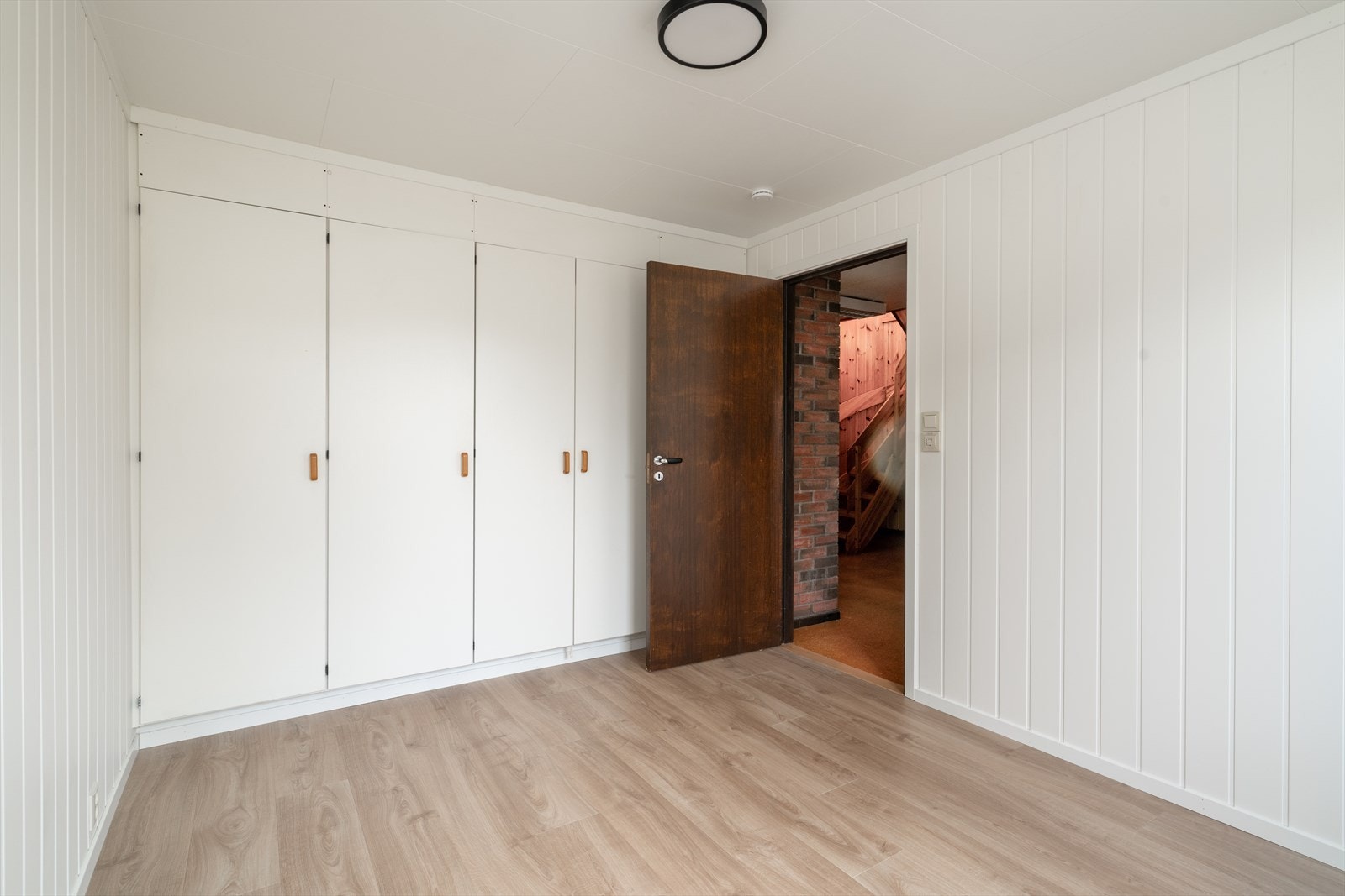 Underetasjen innehar to innredede soverom på henholdsvis ca. 12 og 7 kvm. Begge soverommene er pusset opp i nyere tid med laminat på gulv, hvitmalte mdf-plater på vegger og tak-ess i himling. Det ene soverommet er utstyrt med garderobeskap. Galleribilde