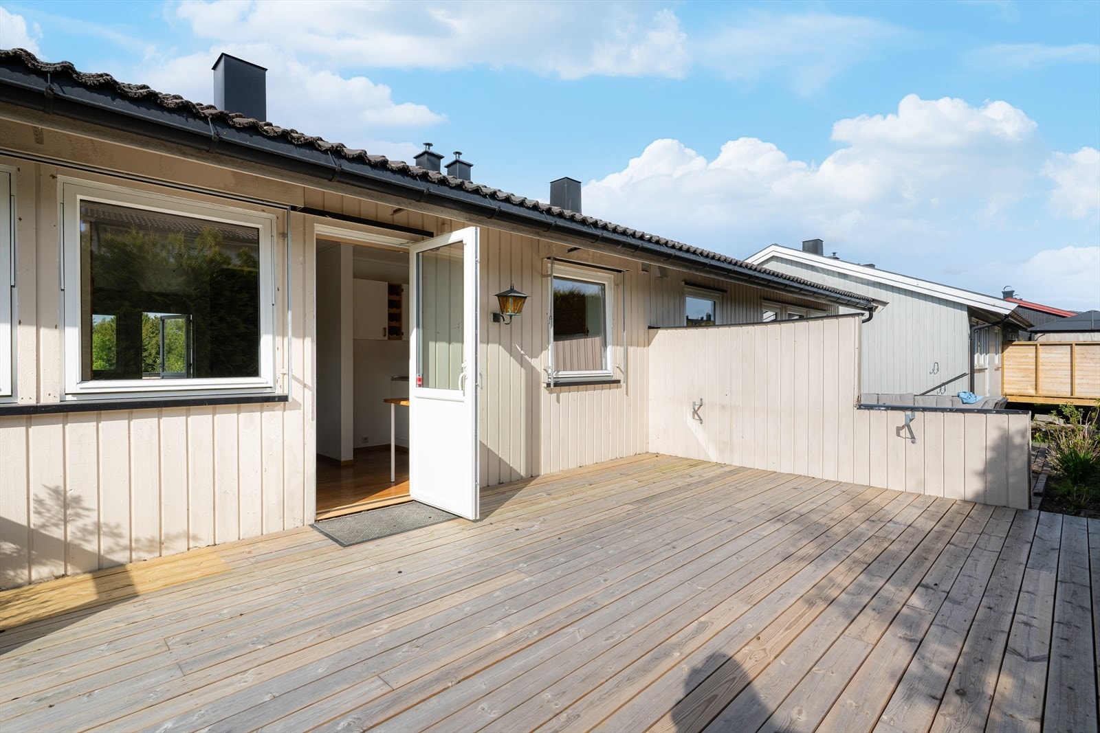 Verandaen ligger usjenert til med levegg mot nabo og hekkbeplantning i front. God plass til møblering hvor fine utesoner kan etableres. Galleribilde