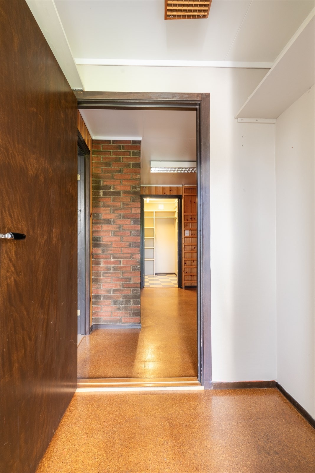 Boligens inngangsparti ligger i underetasjen hvor en hyggelig entré ønsker deg velkommen inn i boligen. Her er det videre tilkomst til en romslig gang hvor det er trapp opp til boligens hovedetasjen. Galleribilde