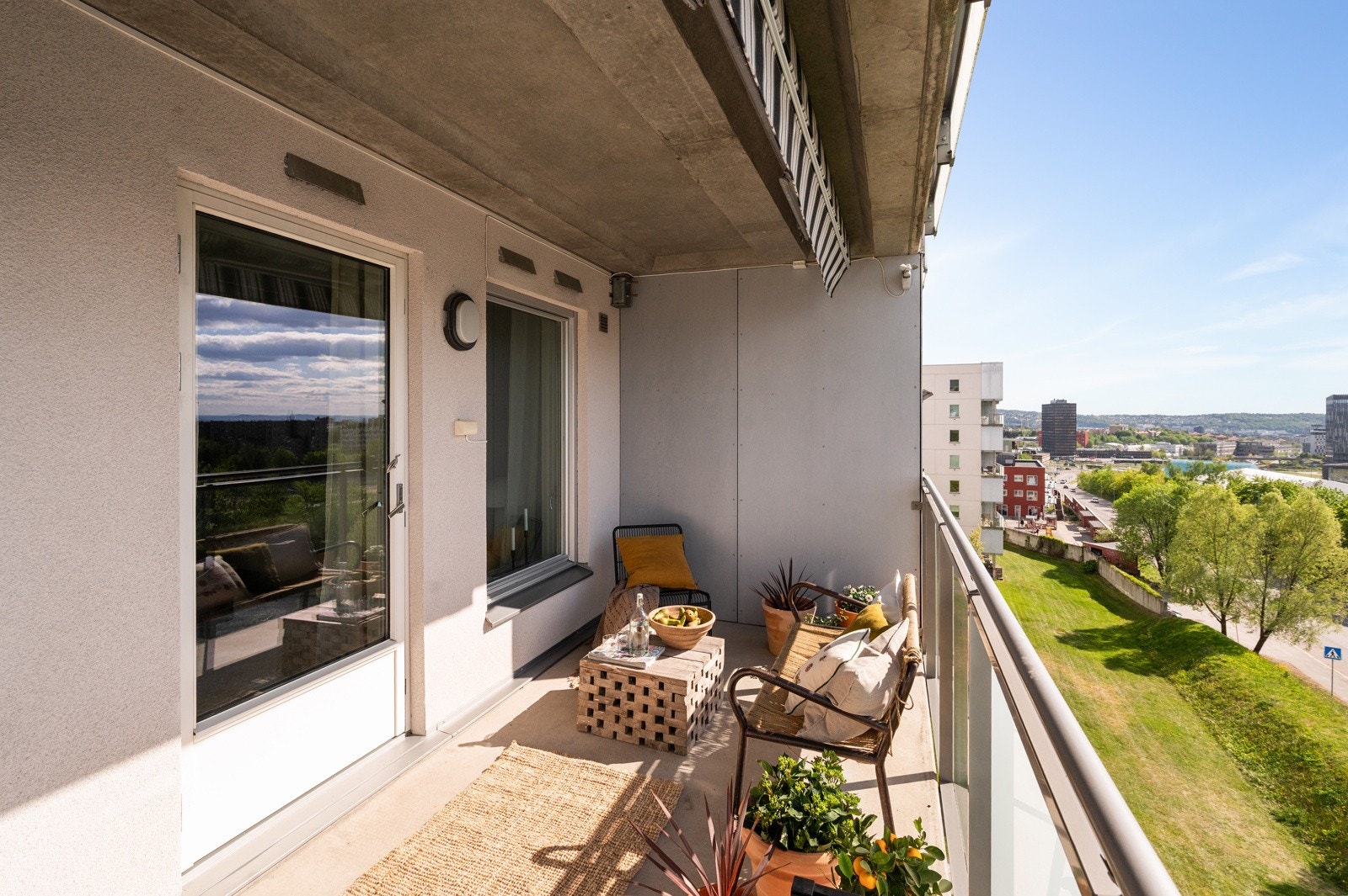 Fra stuen er det direkte utgang til solrik vestvendt balkong på 10m². Galleribilde