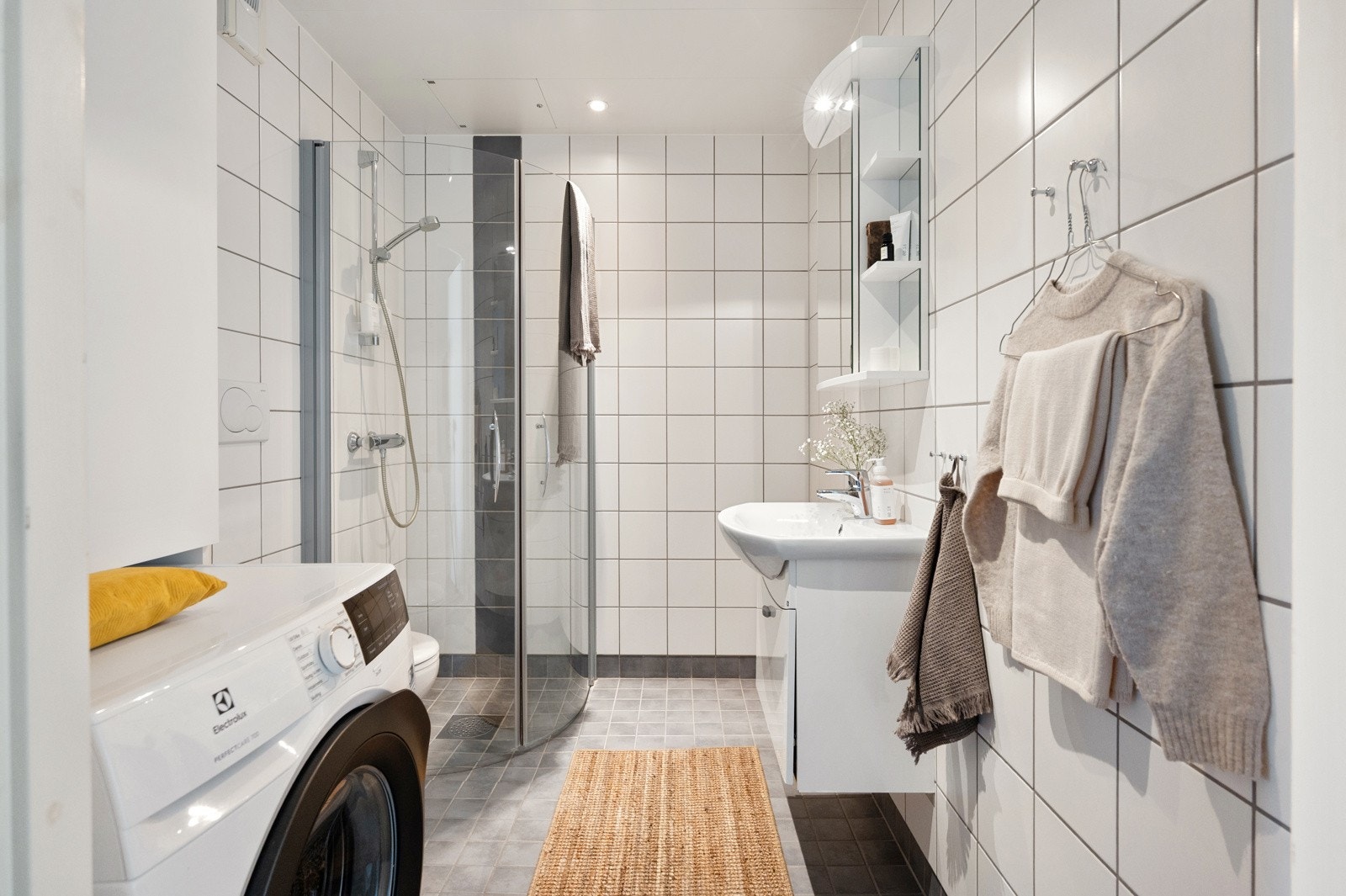 Lyst og fint bad med elektriske varmekabler og opplegg for vaskemaskin. Galleribilde