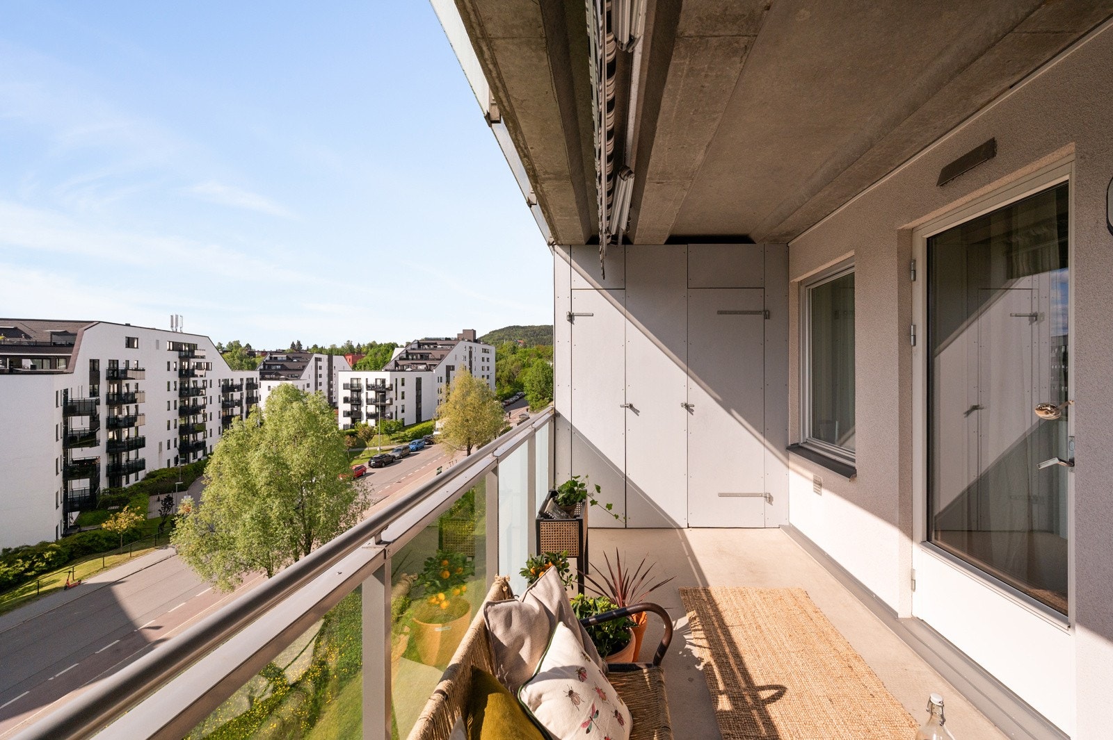 Balkongen fungerer som en nydelig forlengelse av stuen. Galleribilde