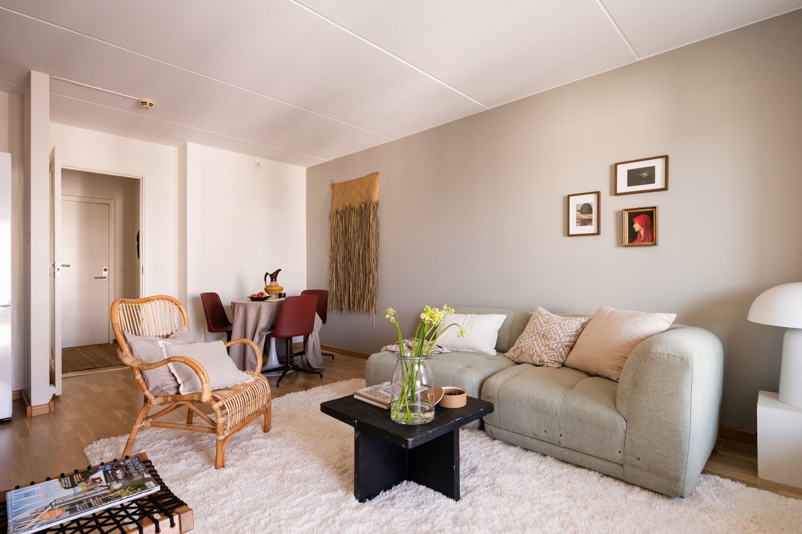 Leiligehten har god planløsning med plass til både sofagruppe og spisebord. Galleribilde