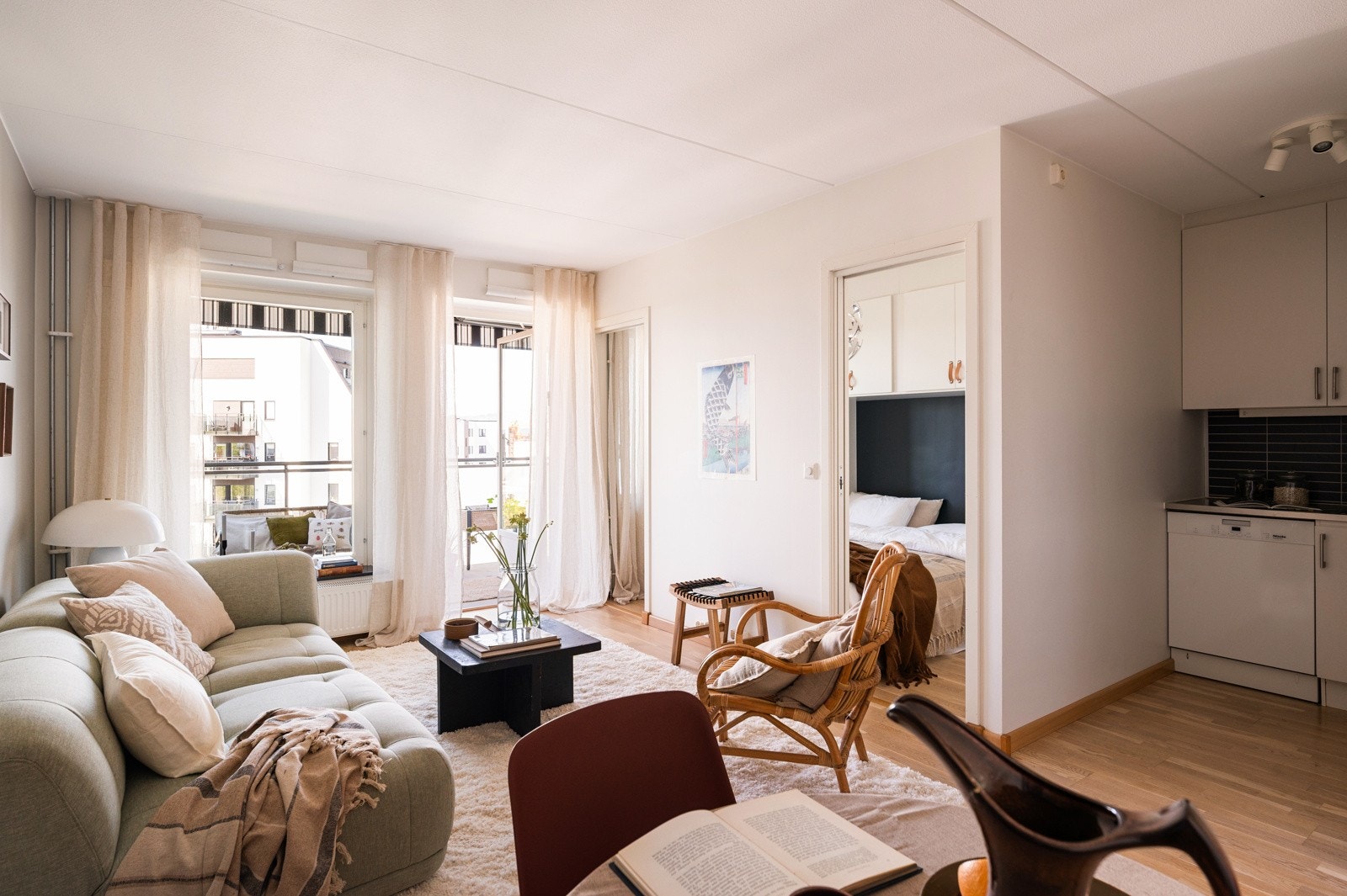 Lys og innbydende stue med store vindusflater som slipper inn rikelig med dagslys. Galleribilde