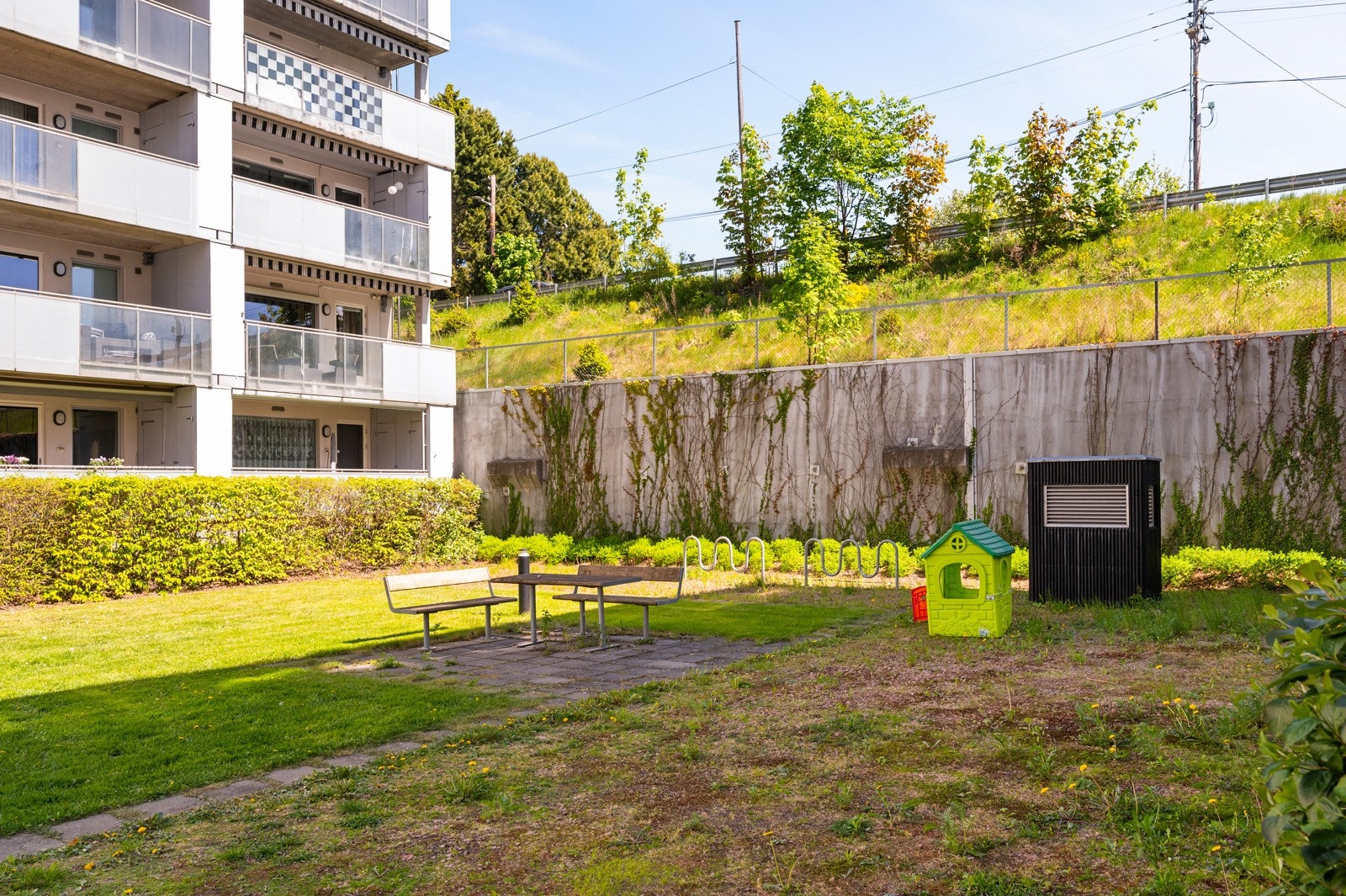 Grønne fellesområder og lekeplass rett utenfor døren. Galleribilde