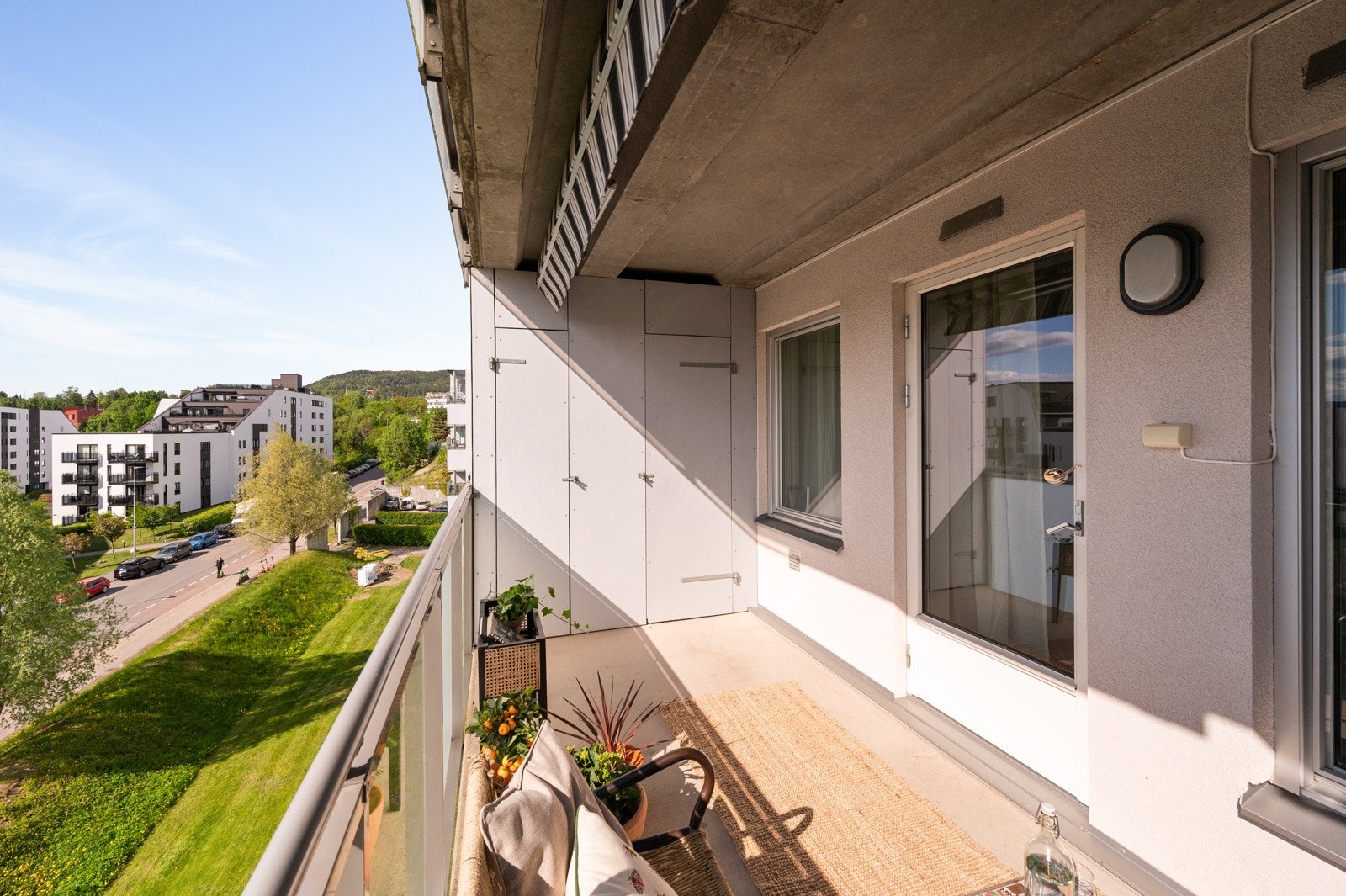 Balkongen er delvis overbygget og skjermet, som gir både le og privatliv - ideelt for både hverdagskos og gjester. Galleribilde