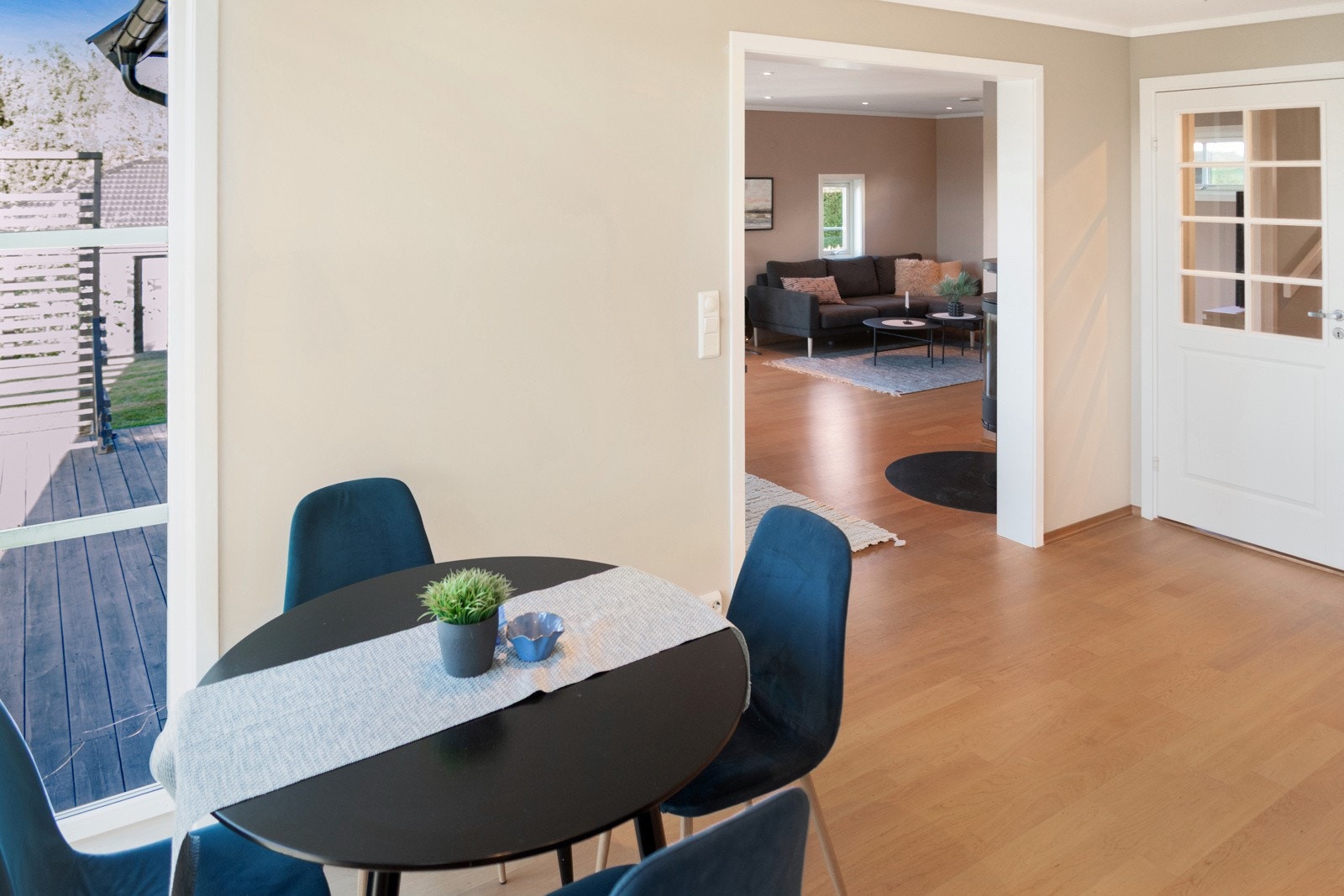 Fra kjøkken er det åpent inn til stuen Galleribilde