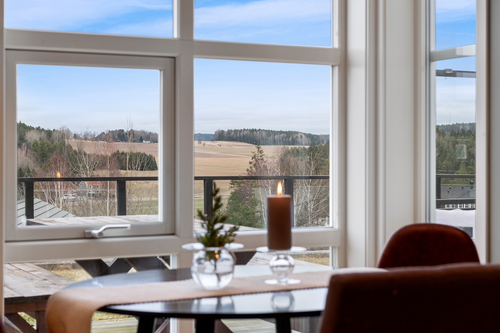 Boligen ligger høyt i terrenget med flott utsikt Galleribilde