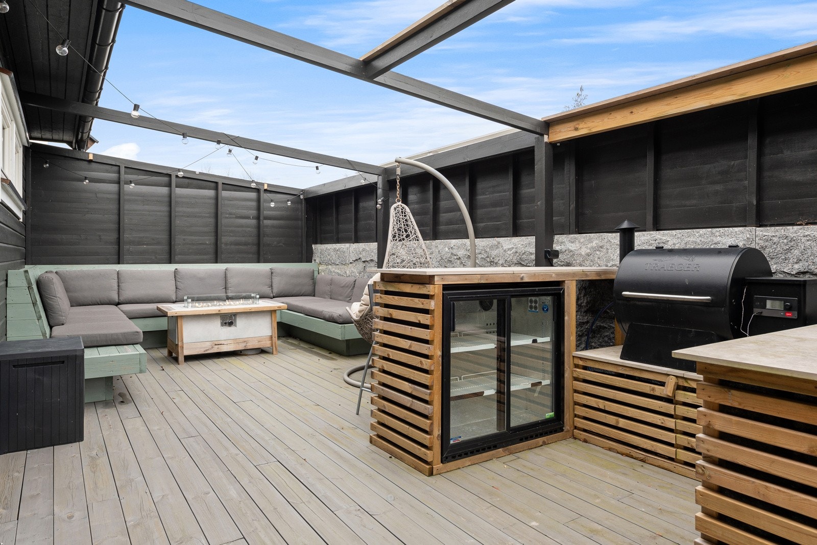 Flott uteområde ved inngangsparti - god plass til grill og utekjøkken Galleribilde