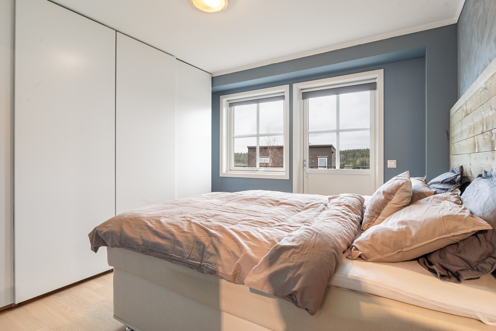 Soverom med skyvedørsgarderobe 1. etasje - Soverom har utgang til terreng/hage Galleribilde