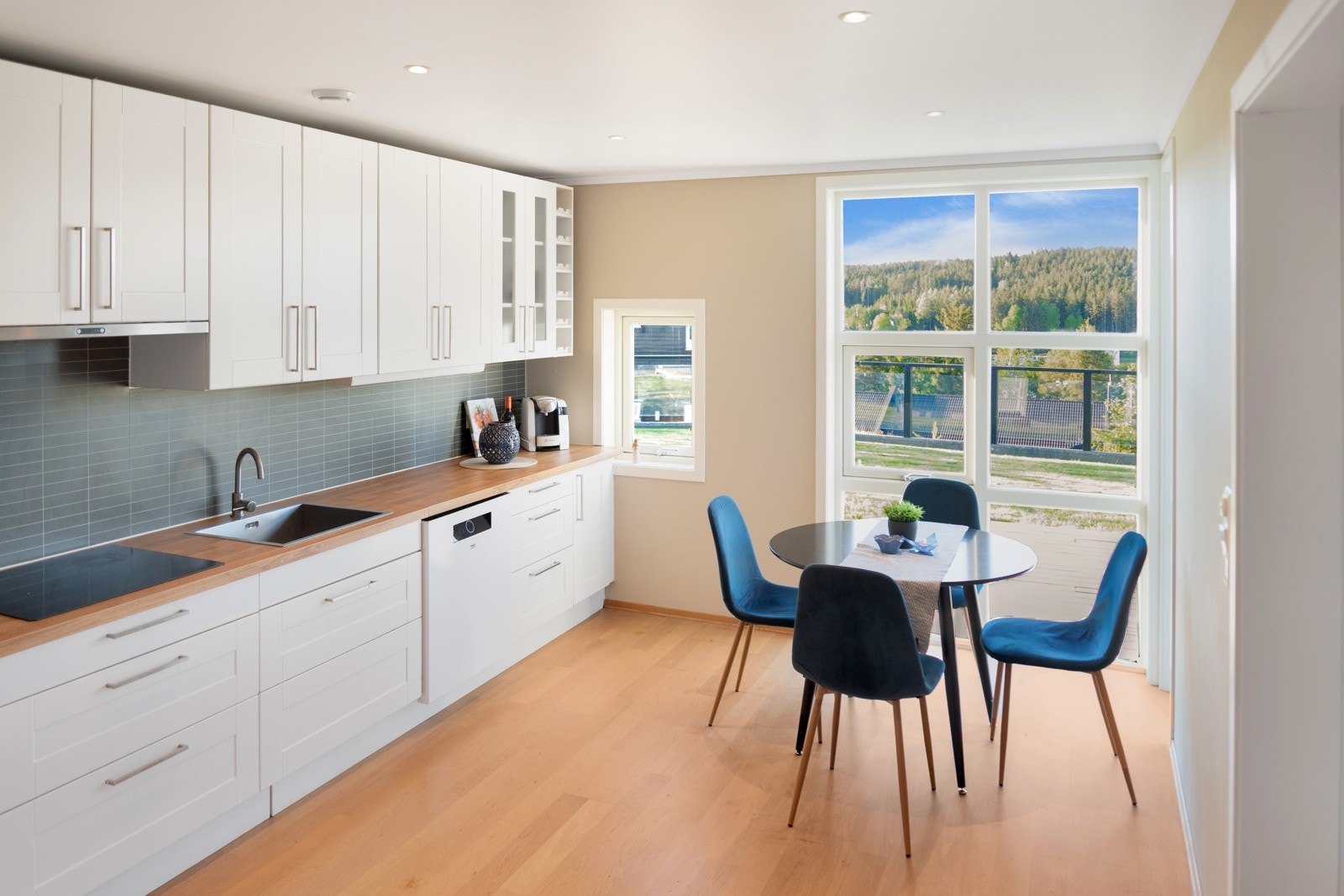 Lyst og trivelig kjøkken med god benk og skapplass - Integrerte hvitevarer medfølger Galleribilde