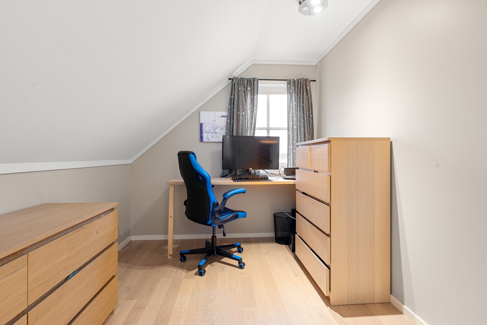 Soverom 2. etasje med eget garderoberom Galleribilde