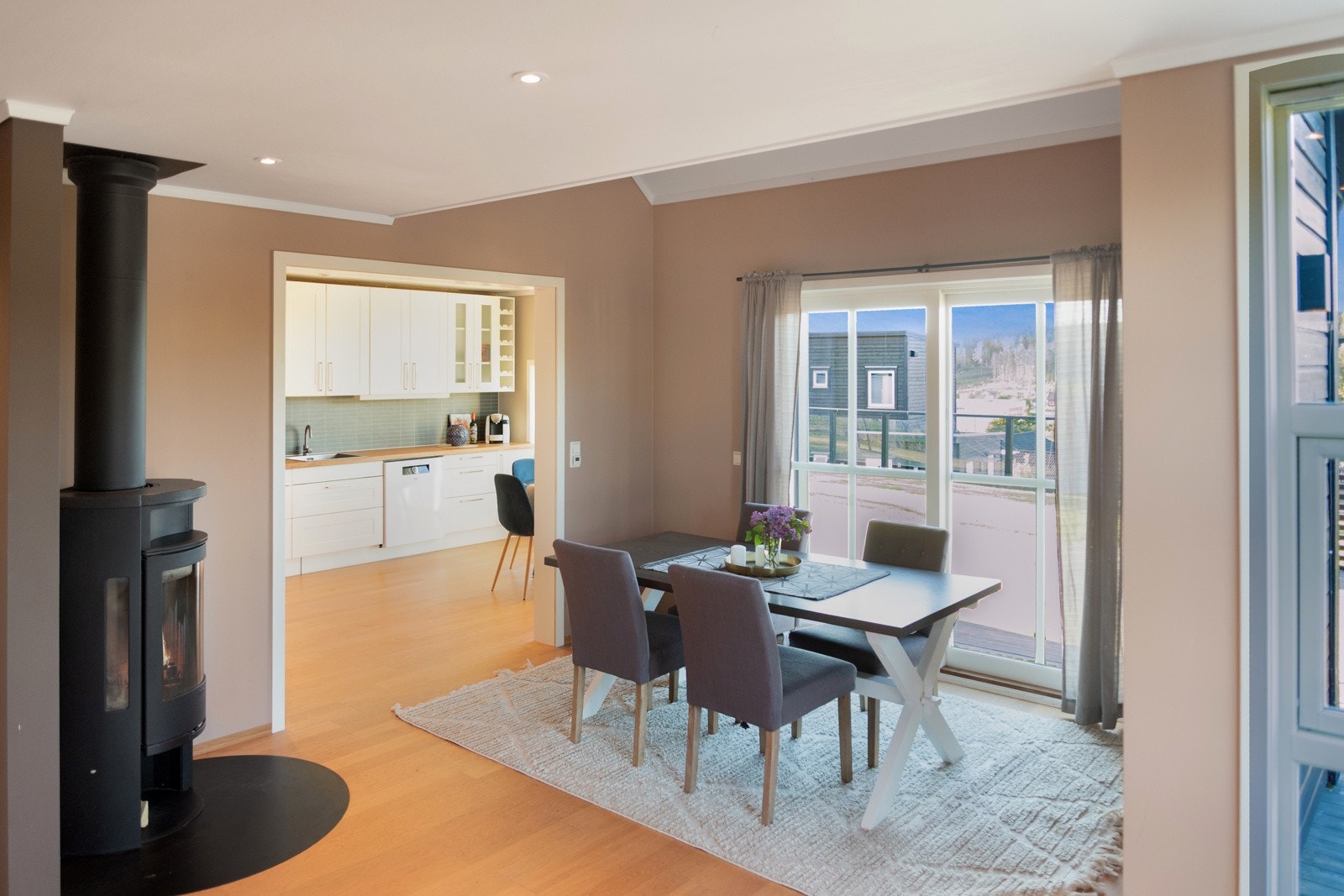 Spisestue i tilknytning til kjøkken Galleribilde