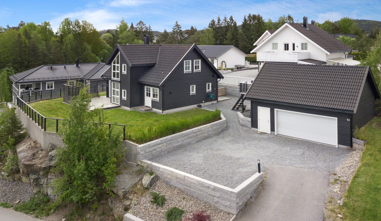 Eiendommen er pent opparbeidet med murer, granittmurer, gårdplass, hage og uteplasser. Glassgjerde omkranser deler av uteområde. Galleribilde