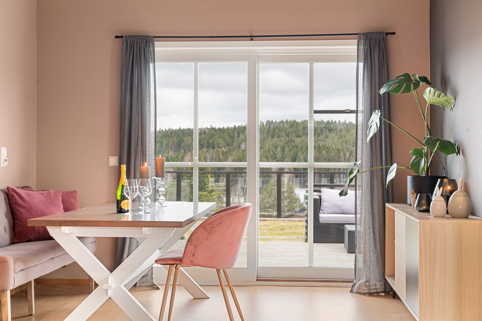 Utgang fra stuen til uteplass med sen kveldssol Galleribilde