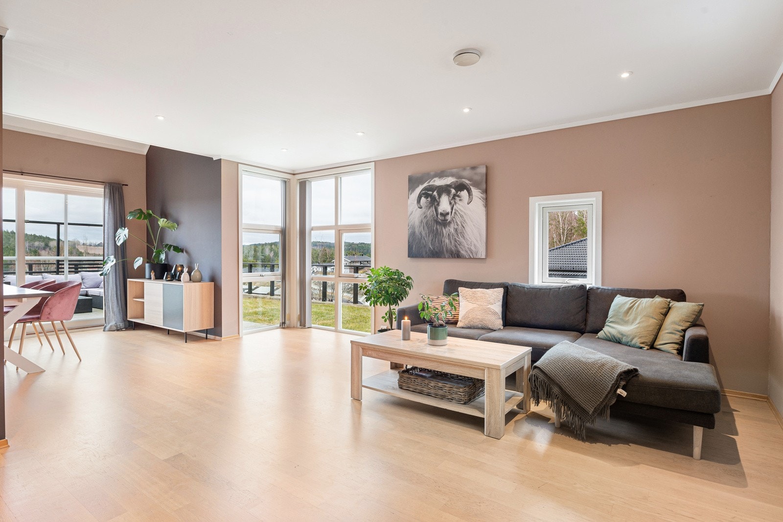 Stue med plass til spisestue i 1. etasje. Mye naturlig lys fra store vindusflater Galleribilde