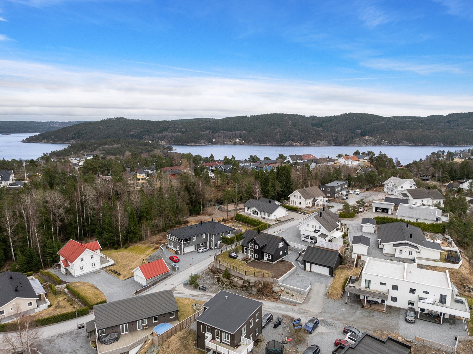 Eiendommen ligger med gangavstand ned til fjorden Galleribilde