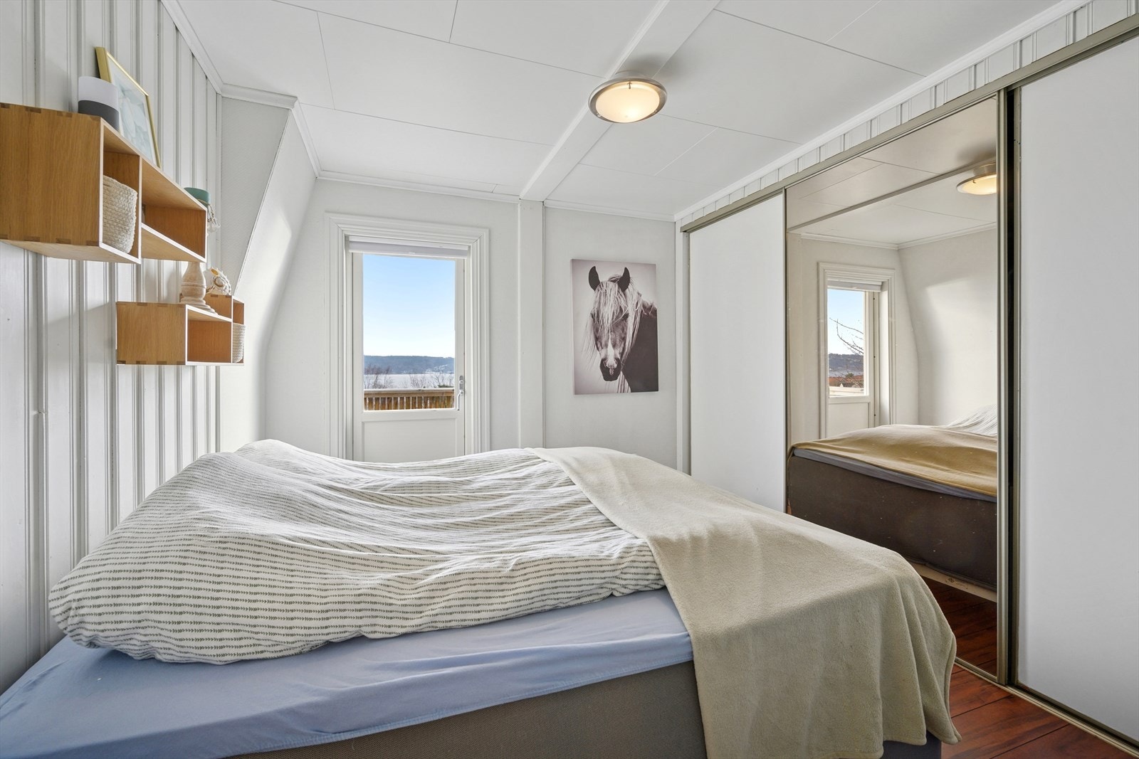 Etasjen har 3 soverom av god størrelse. Her ser vi hovedsoverommet med fin skyvedørsgarderobe med speilfronter. Utgang til balkong. Galleribilde