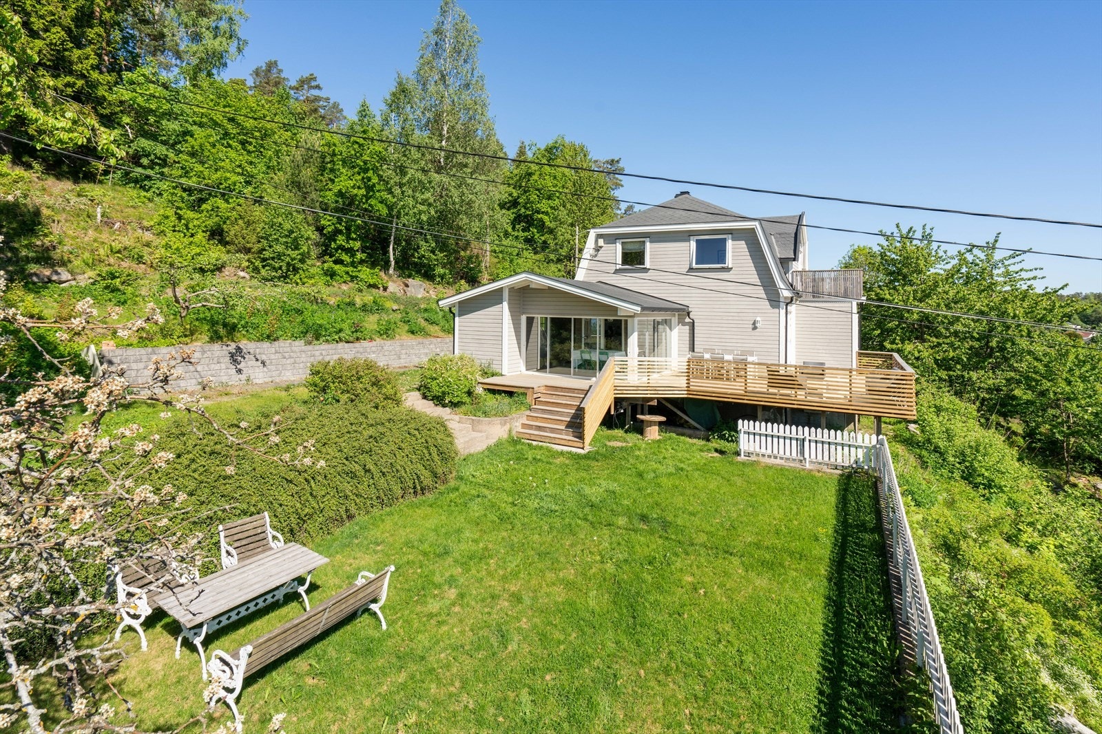 Eiendommen ligger høyt og fritt, med en usjenert beliggenhet. Galleribilde