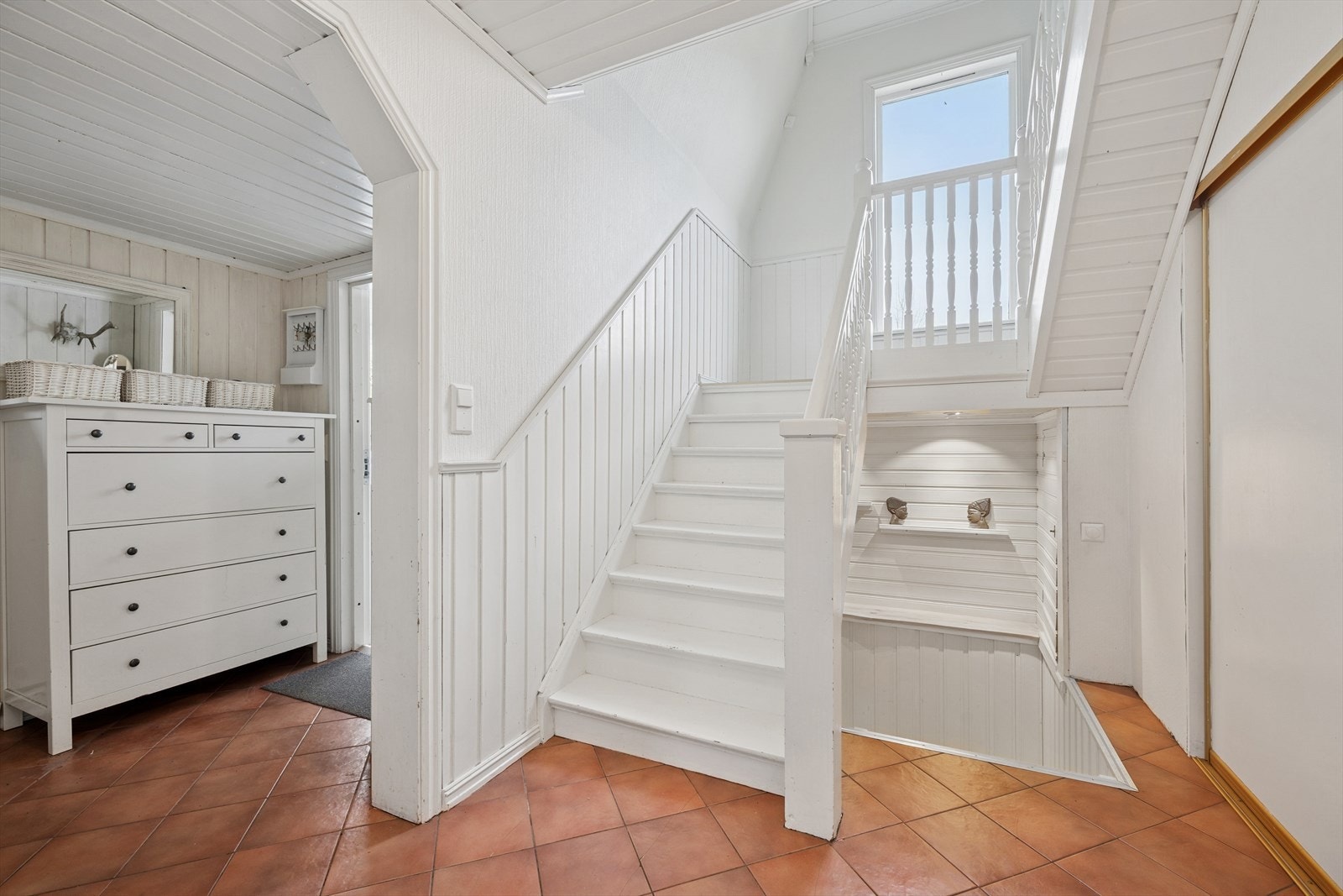 Trapp opp til en innholdsrik 2. etasje. Galleribilde