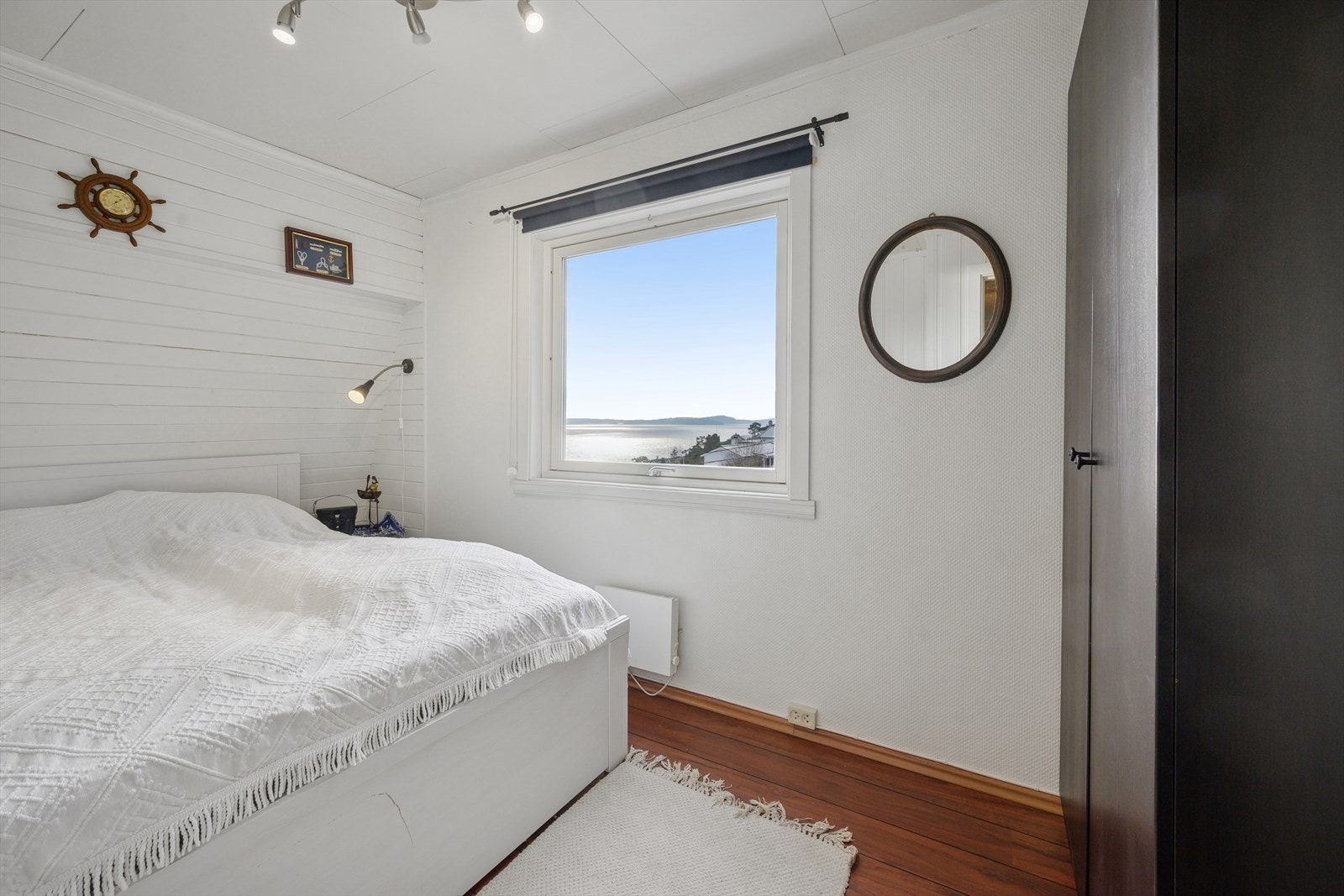 Garderobeskap med glatte fronter. Galleribilde