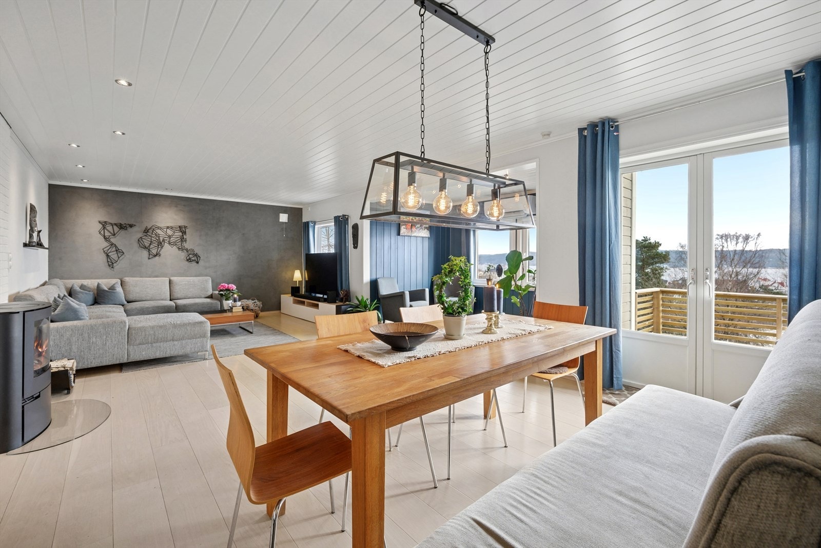 De generøse vinduene slipper inn mye naturlig lys. Galleribilde