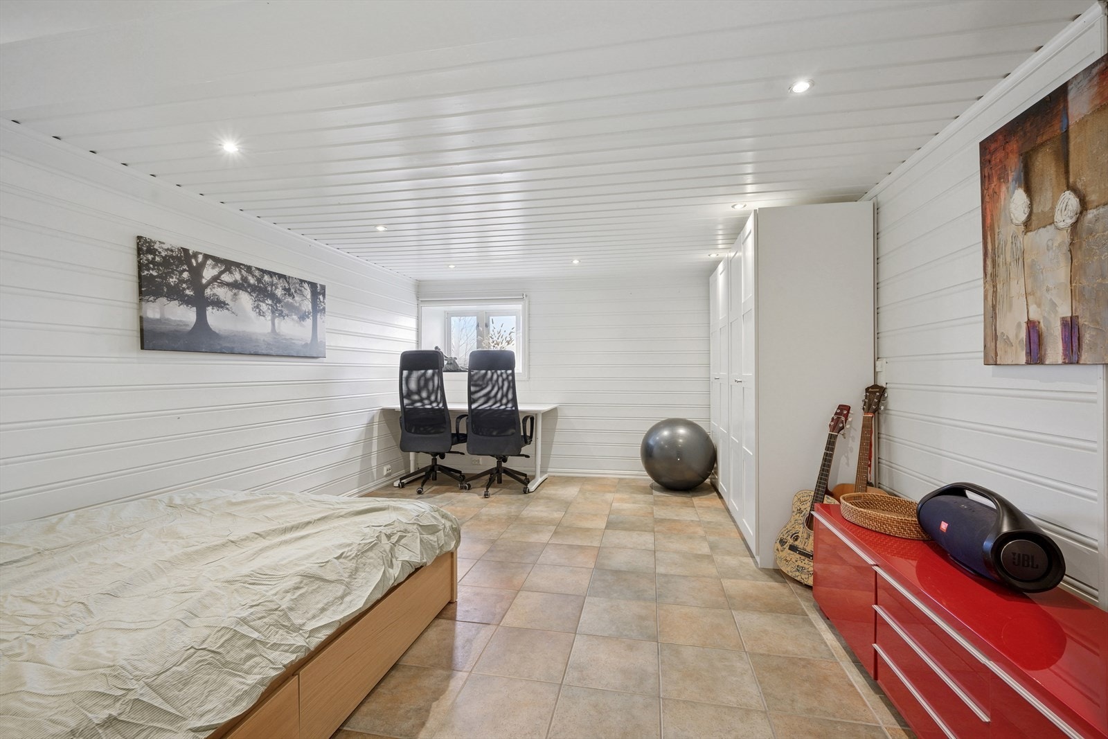 Rommet er innredet som kjellerstue. Garderobeskap med profilerte fronter. Varme i gulv. Galleribilde