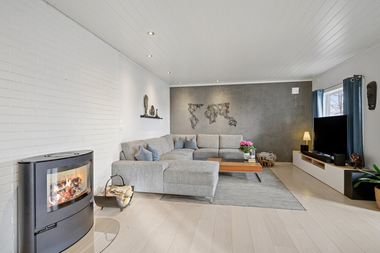Gode innredningsmuligheter til sofagruppe og tv-møblement. Legg merke til den tøffe kontrastveggen, dette gir et personlig preg! Galleribilde