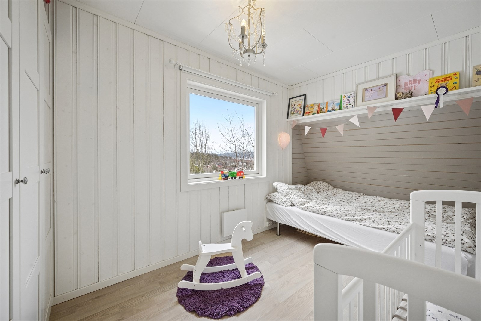 Soverom 3. Garderobeskap med profilerte fronter. Galleribilde