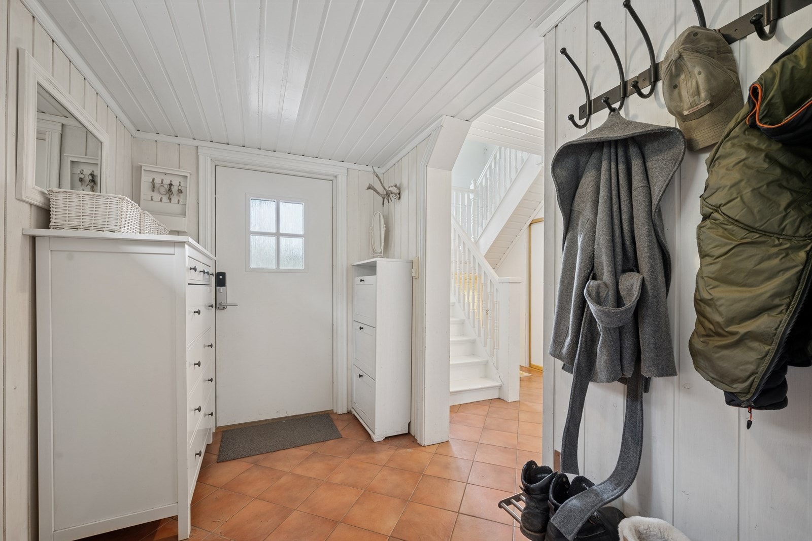 Trivelig entrè med varme i gulv og luftig gang som ønsker deg velkommen inn, god plass til å henge fra seg ytterklær. Galleribilde