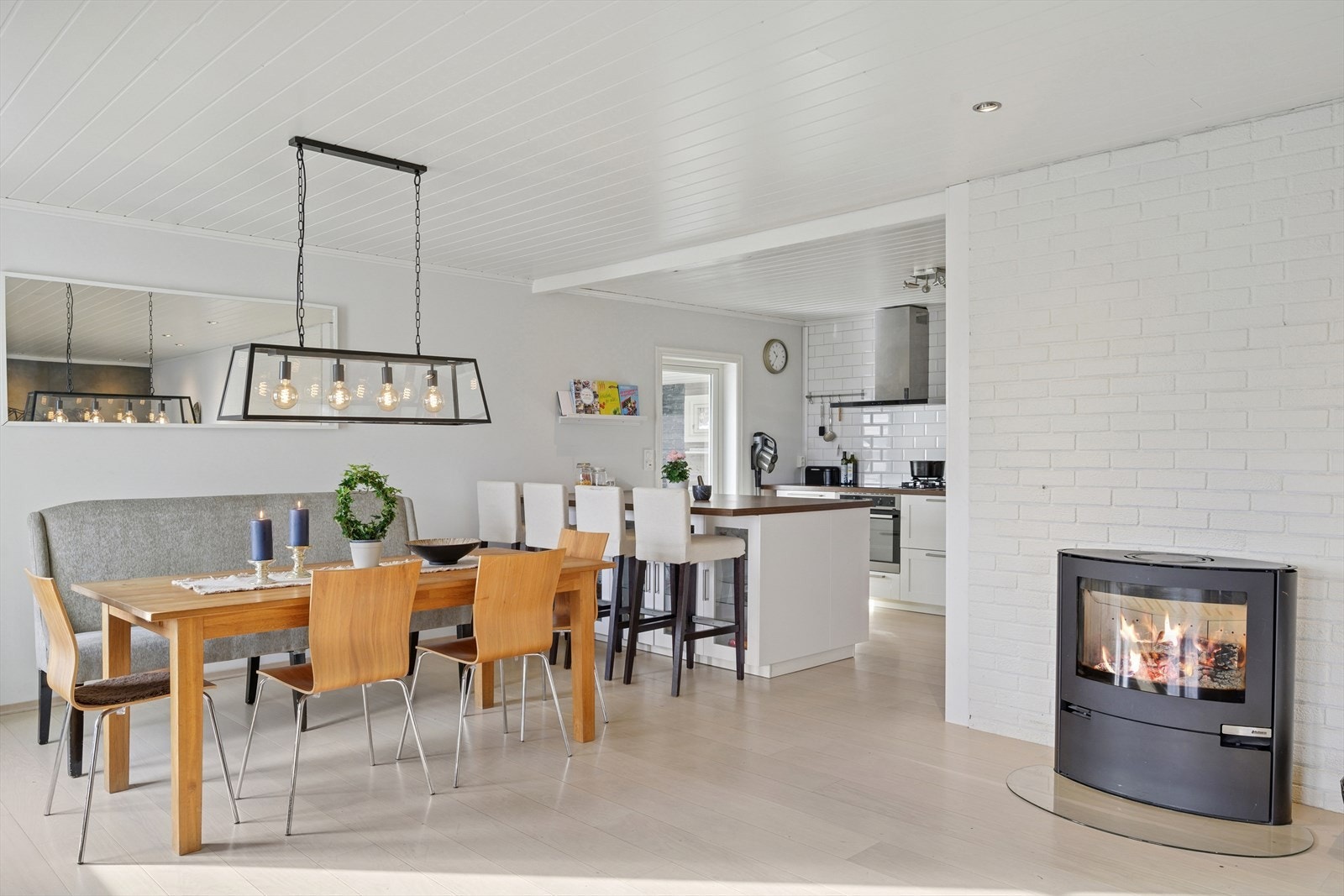 Stuen og kjøkkenet er innredet med lyse farger som skaper en innbydende og harmonisk atmosfære. Galleribilde