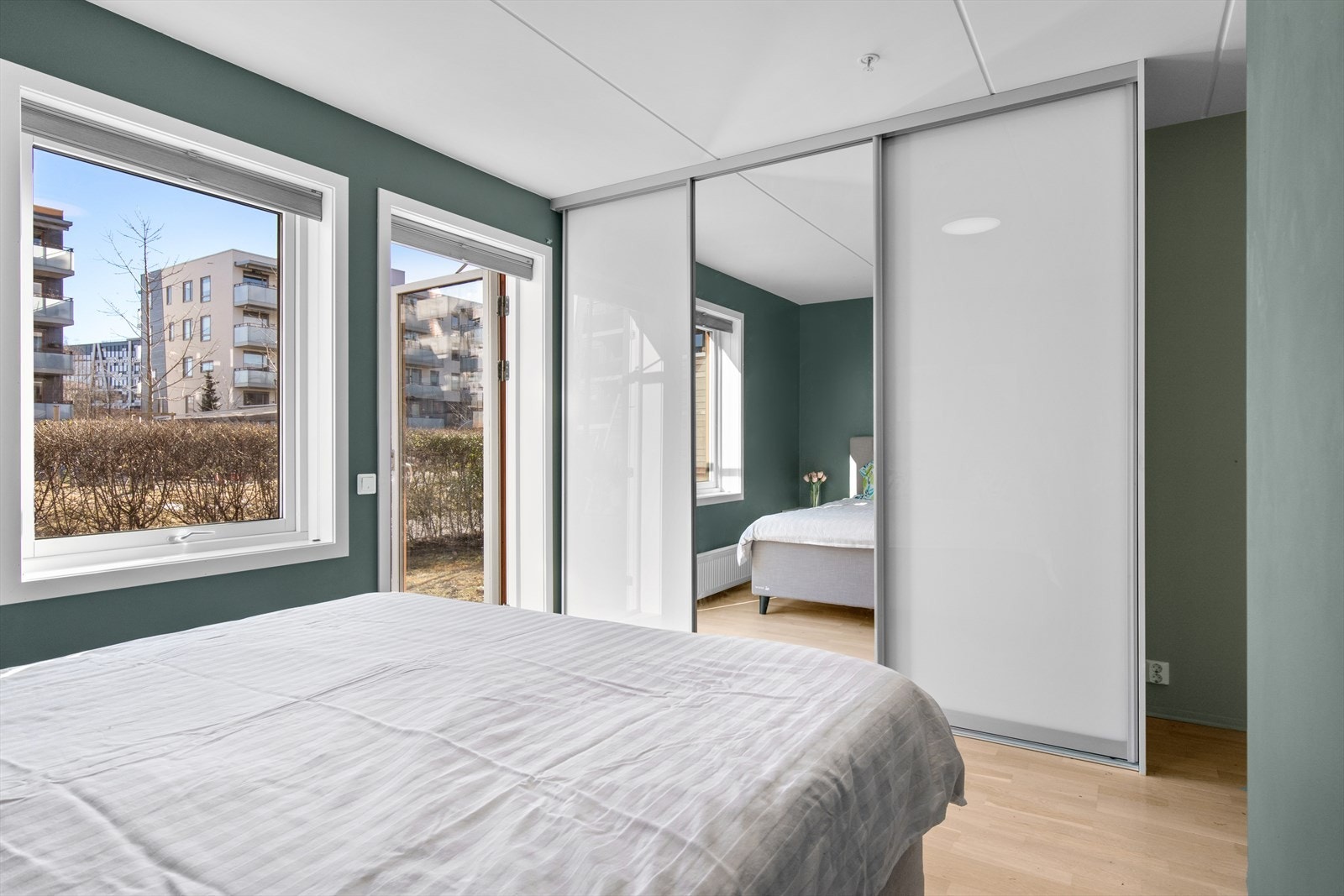 Garderobeløsning på begge soverom. Galleribilde