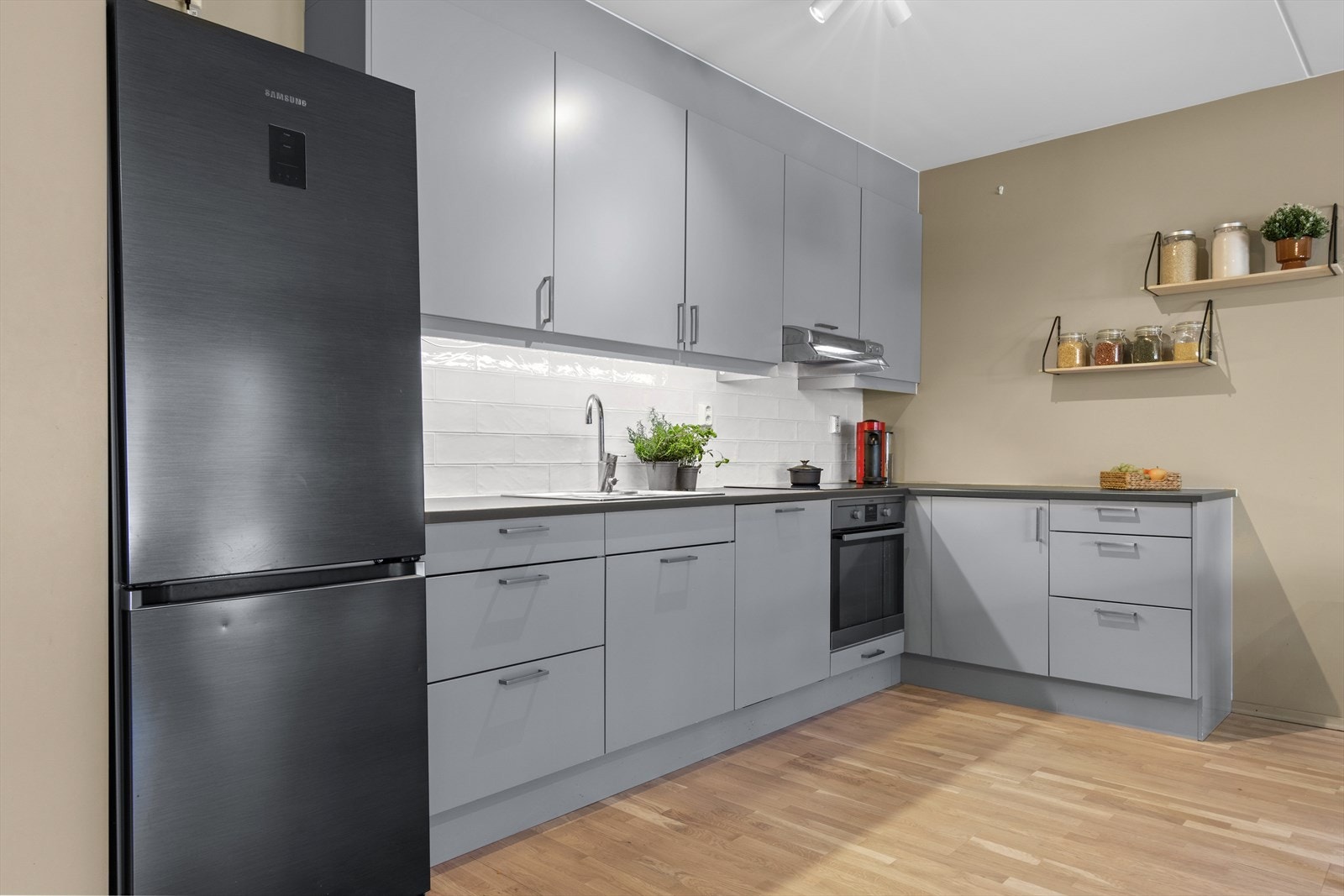 Kjøkken fra Sigdal i åpen løsning med stue med benkeplate i laminat,. Galleribilde