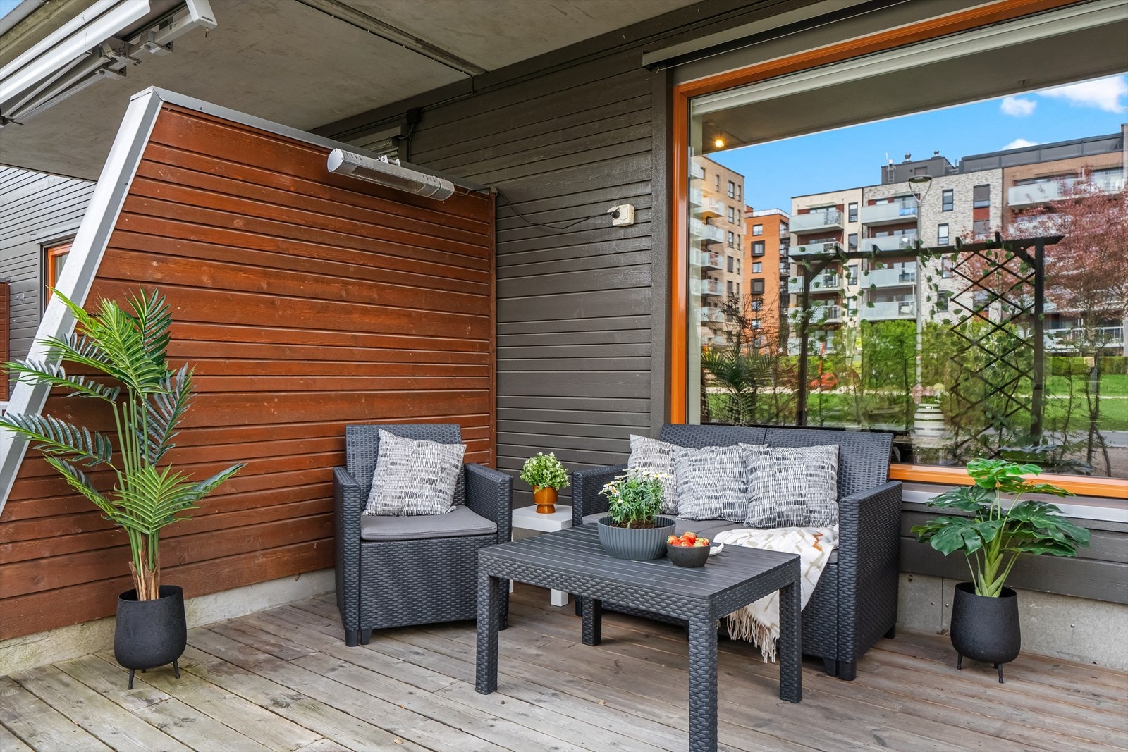 Begge uteområdene har terrasse og hagedel med hekk i front som skjermer mot innsyn på sommerstid. Galleribilde