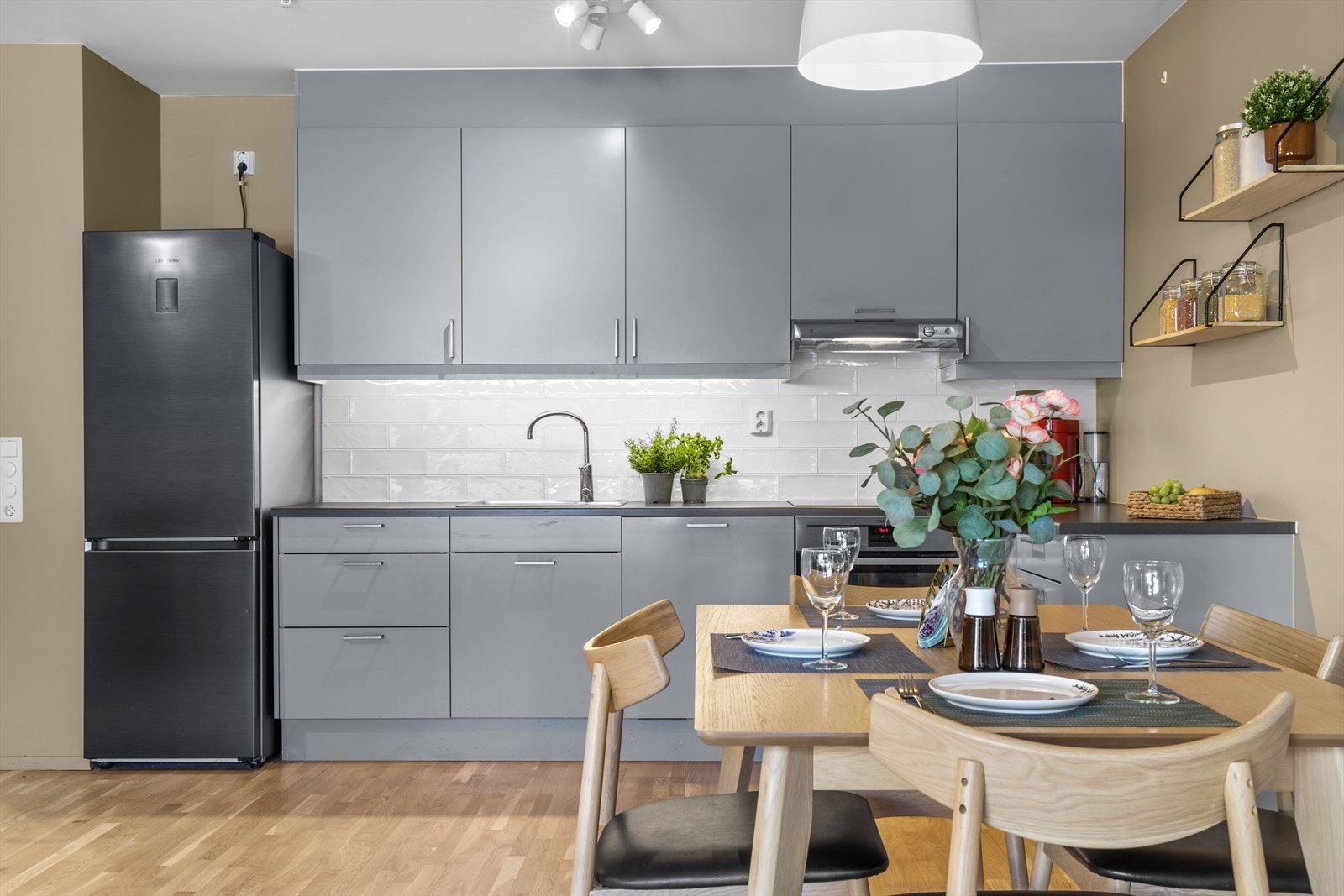 Av integrerte hvitevarer er det integrert induksjonstopp, stekeovn og oppvaskmaskin. Galleribilde