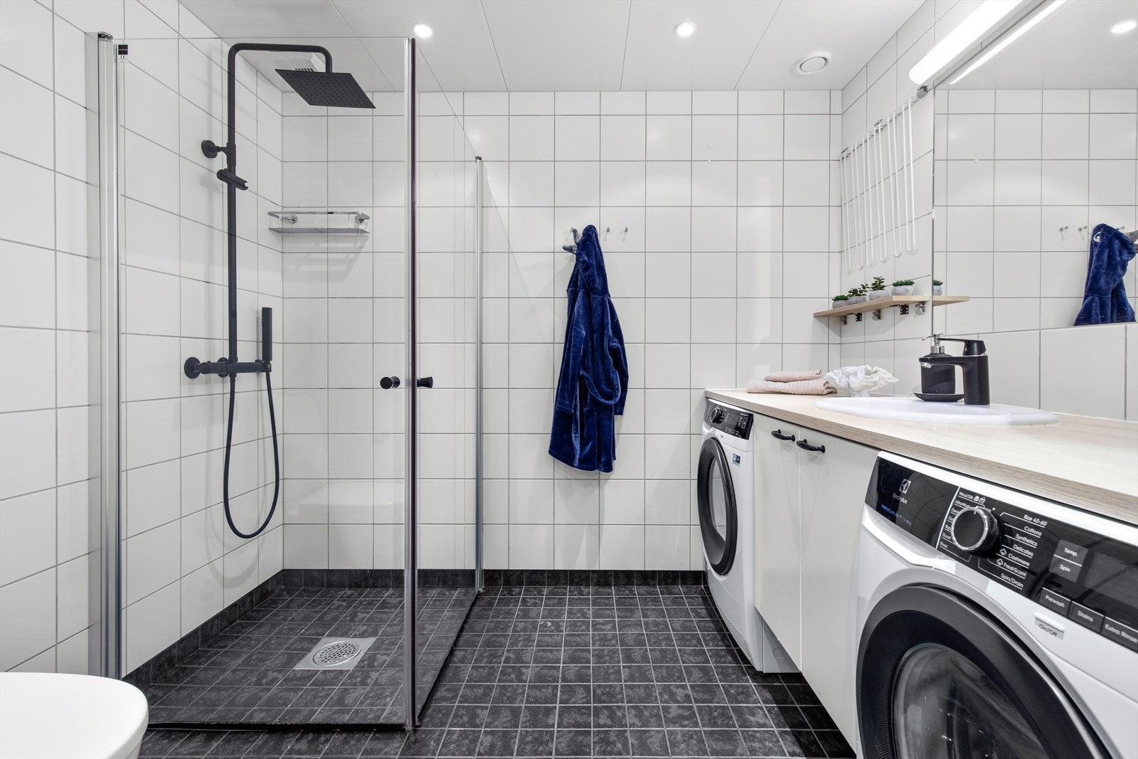 Romslig baderom av typen prefabrikkert våtromskabin, Galleribilde