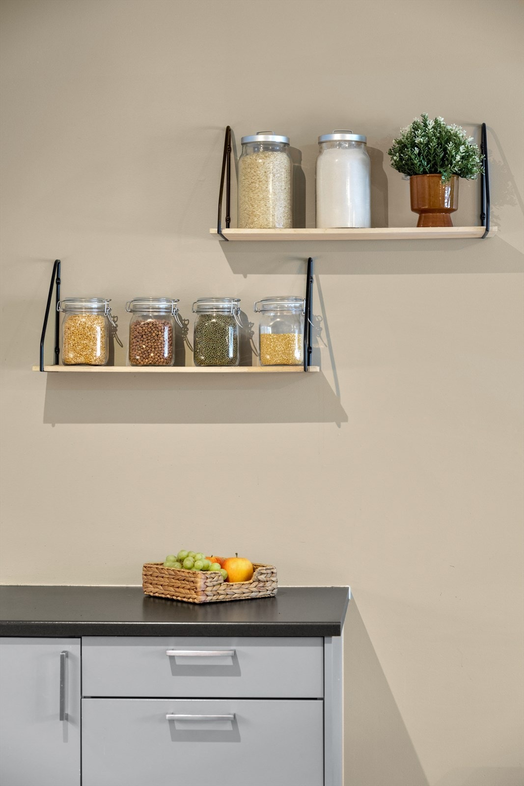 Det er parkett på alle gulv, utenom bad og toalettrom. Galleribilde