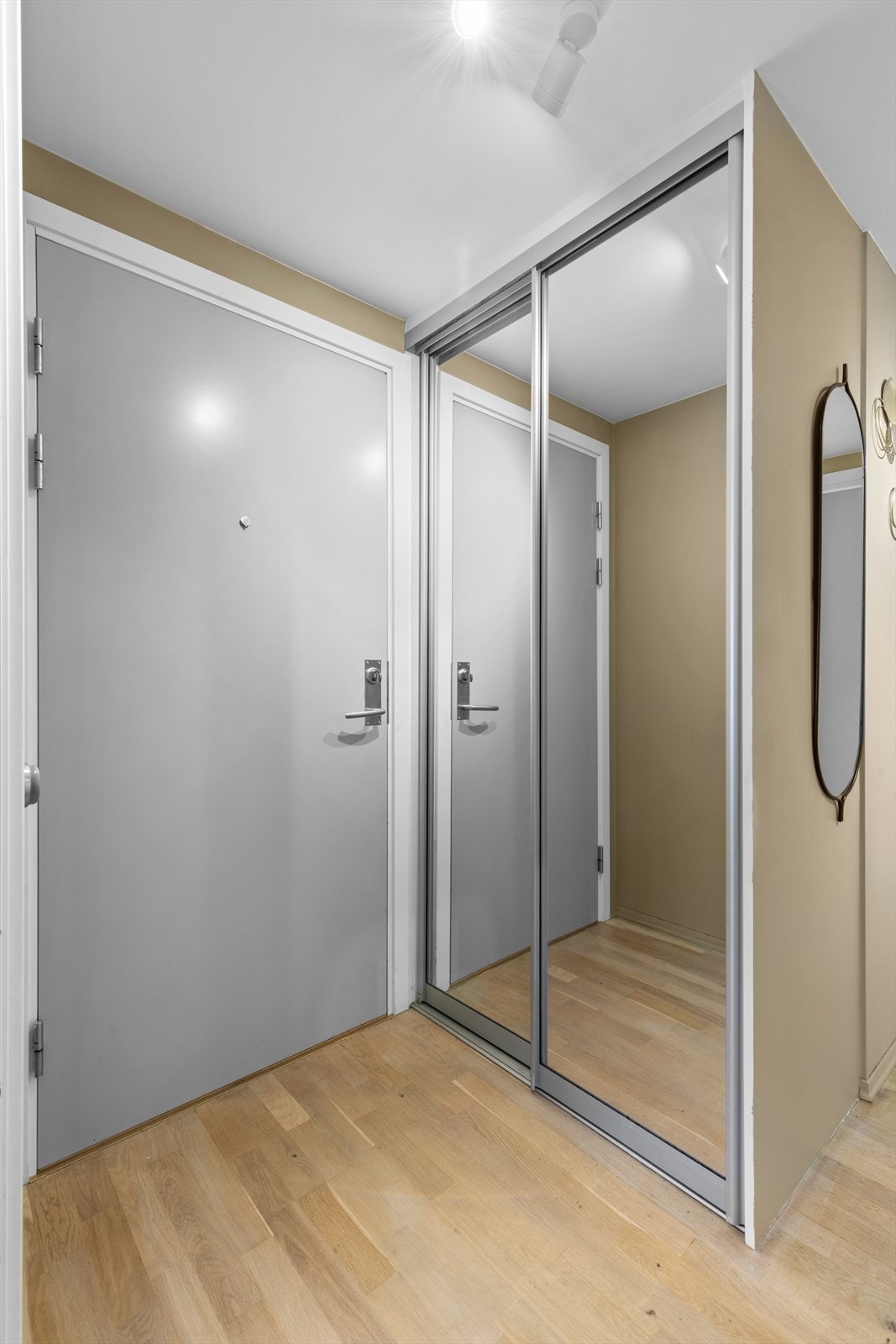 Det er to skyvedører i entréen. For ytterligere oppbevaring er det en ekstern bod på etasjeplan, i tillegg til kjellerbod. Galleribilde